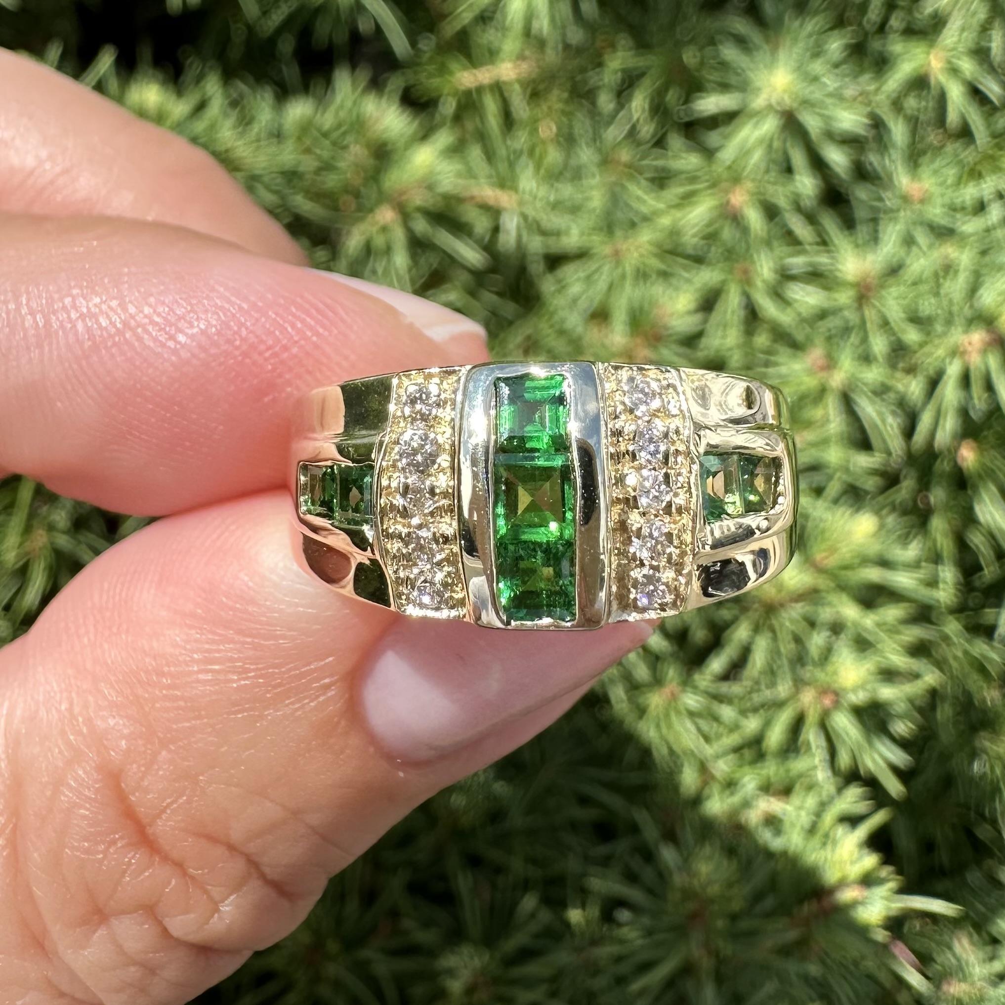 Anello a fascia geometrica in oro giallo 14k con tsavorite e diamante da 0,54 carati e larghezza 9,8 mm in vendita 1