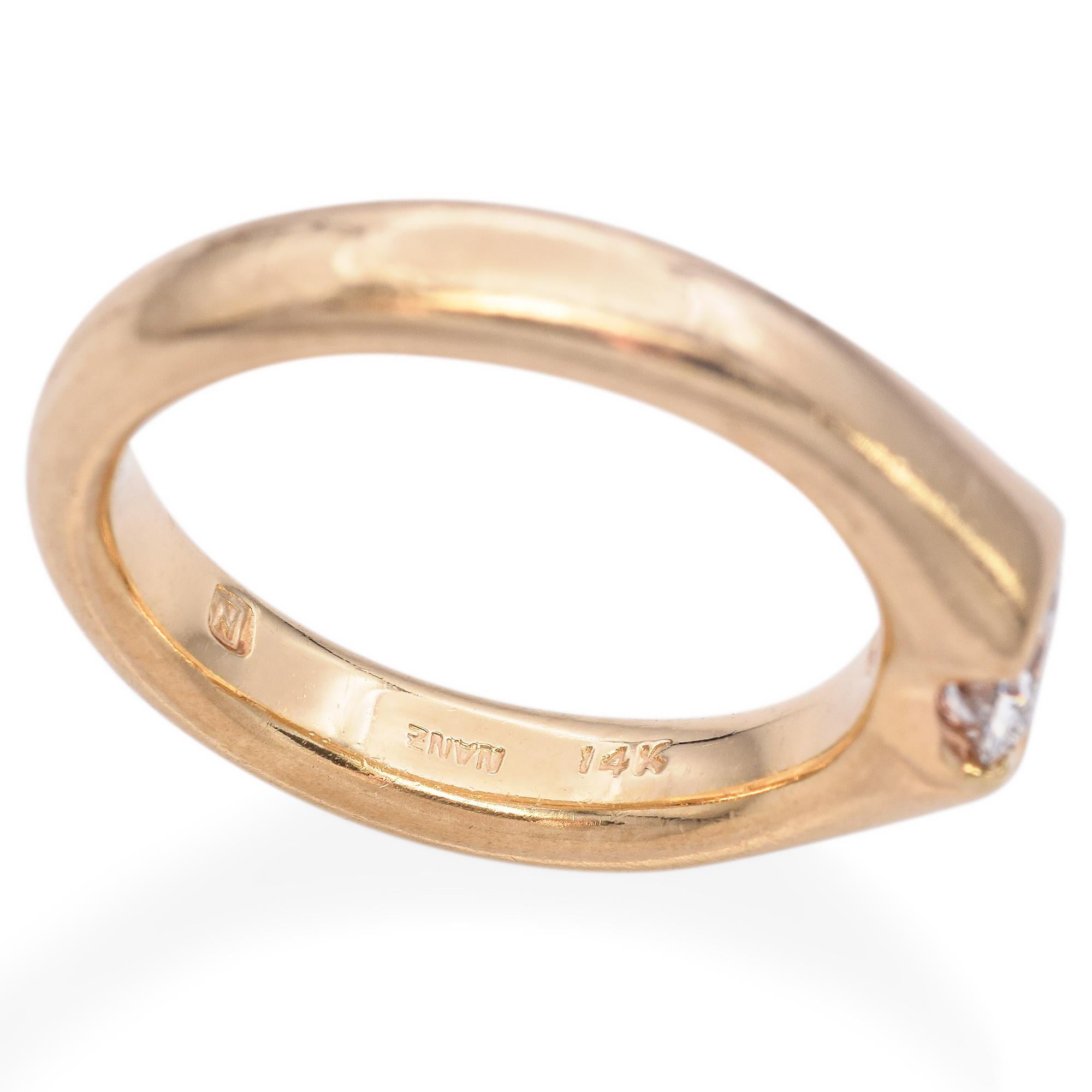 Or jaune 14 carats 0,56 carat Bague de fiançailles solitaire à demi- lunette de diamants Bon état - En vente à New York, NY