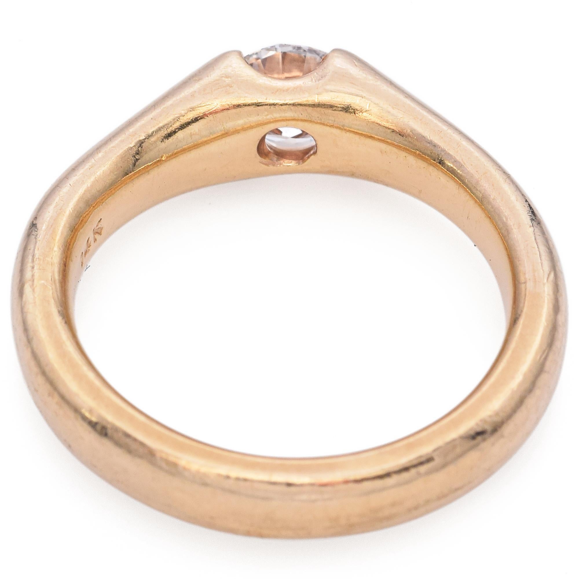 Or jaune 14 carats 0,56 carat Bague de fiançailles solitaire à demi- lunette de diamants Pour femmes en vente