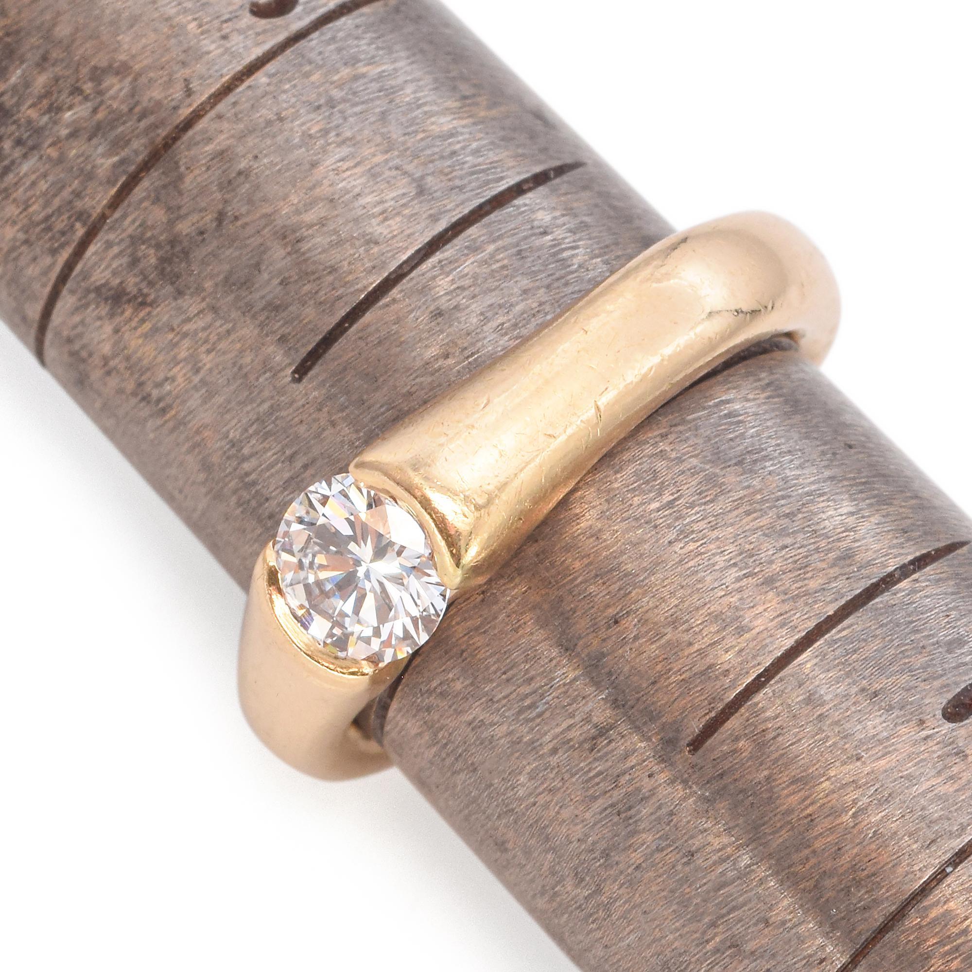 Or jaune 14 carats 0,56 carat Bague de fiançailles solitaire à demi- lunette de diamants en vente 1