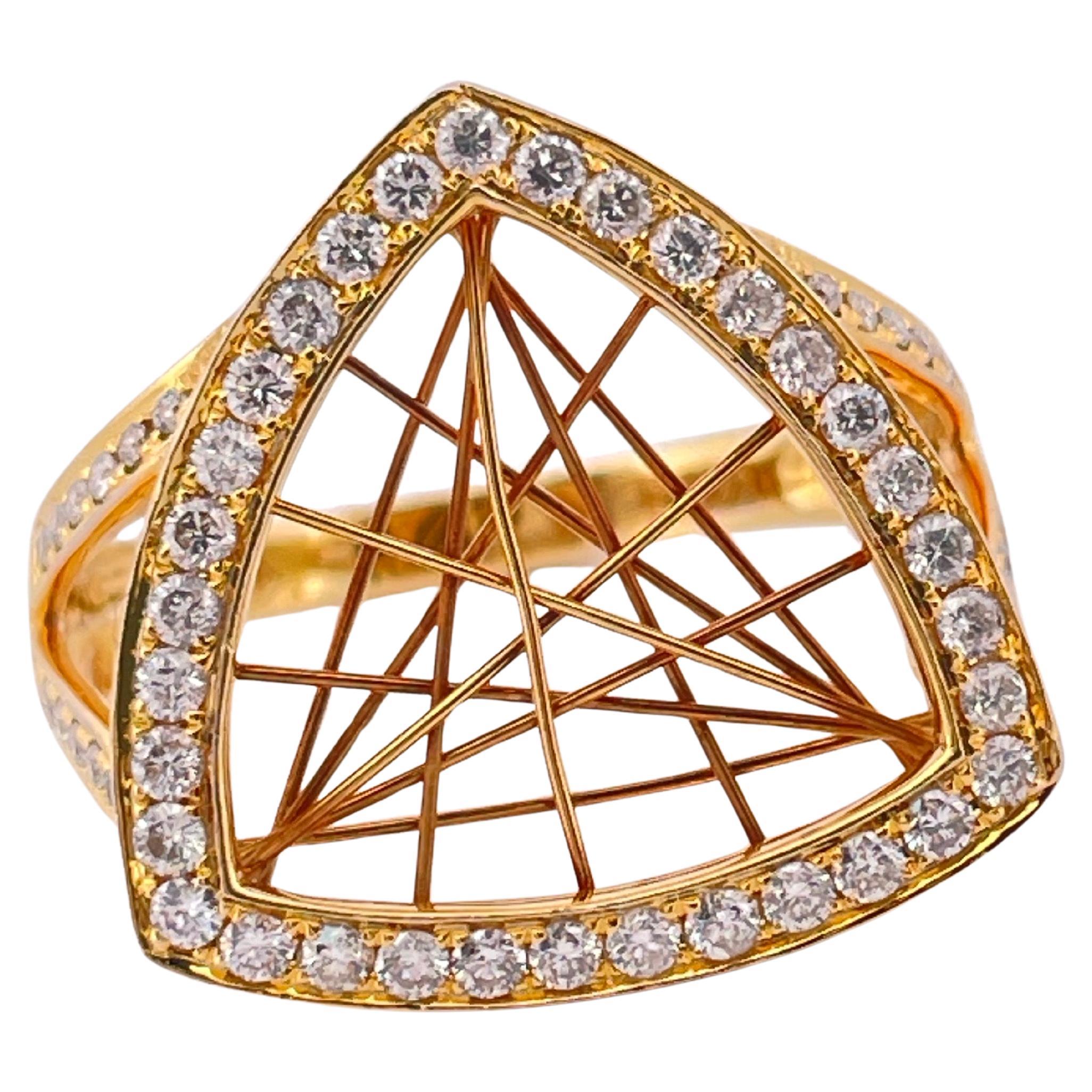 Dieser auffällige Ring aus 14 Karat Gelbgold besticht durch sein kühnes, modernes Design, das durch das dreieckige, durchbrochene Mittelstück hervorgehoben wird. Der geometrische Rahmen ist sorgfältig mit runden Diamanten im Brillantschliff von ca.