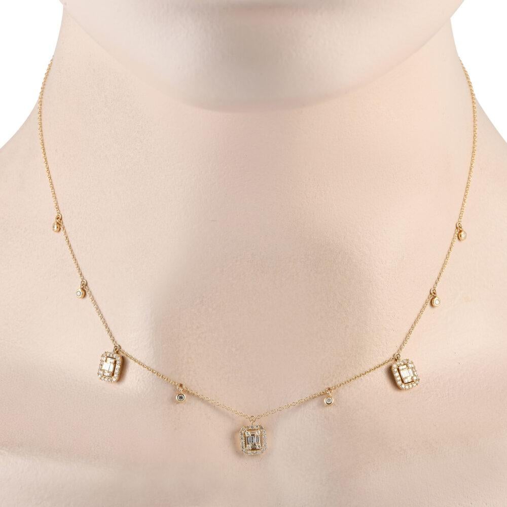 Ce collier en diamants est très voyant sans être trop voyant. C'est la pièce parfaite pour ajouter une attitude subtile à votre style. Le collier est composé d'une chaîne délicate en or jaune 14K. Il présente un agencement de style station, avec une
