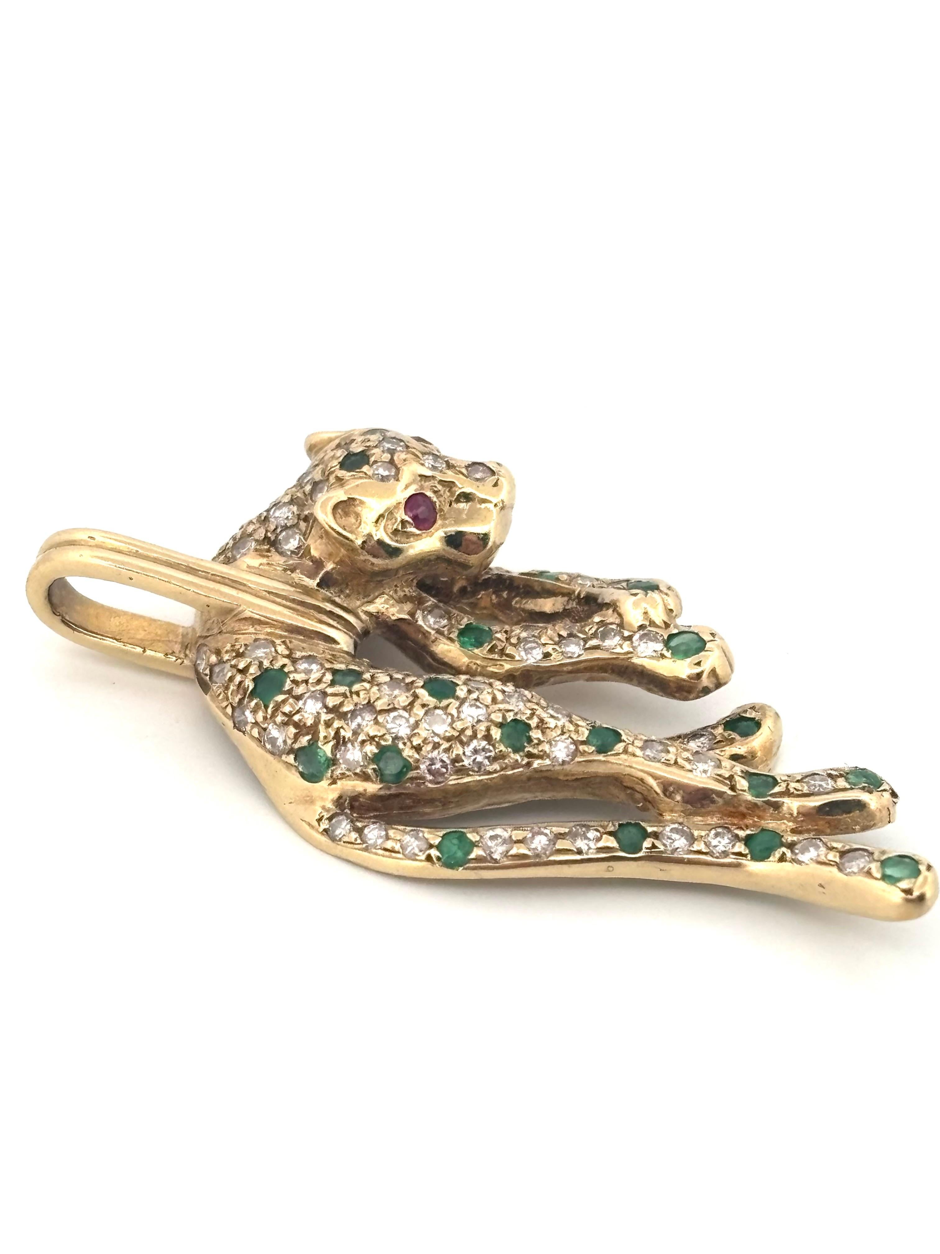 
Ce pendentif collier guépard en or jaune 14 carats est un mélange audacieux d'élégance, d'art et de symbolisme. Pesant 7,2 grammes, le pendentif mesure 1,55 pouce de long et 0,8 pouce de large, ce qui en fait une pièce d'apparat substantielle. La