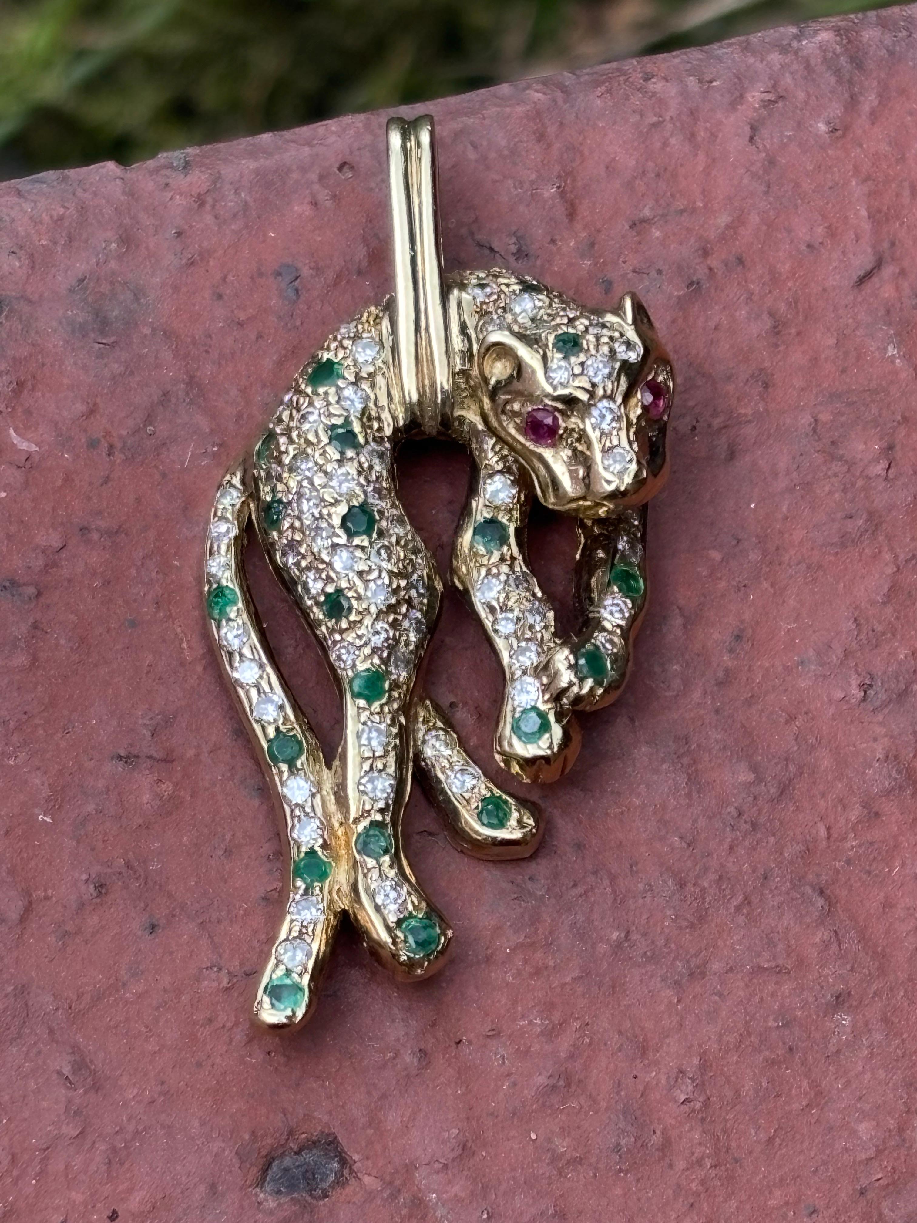 Pendentif en or jaune 14k 0.61CTW Diamond Emerald Ruby Design Cheetah Necklace Bon état - En vente à Sewickley, PA