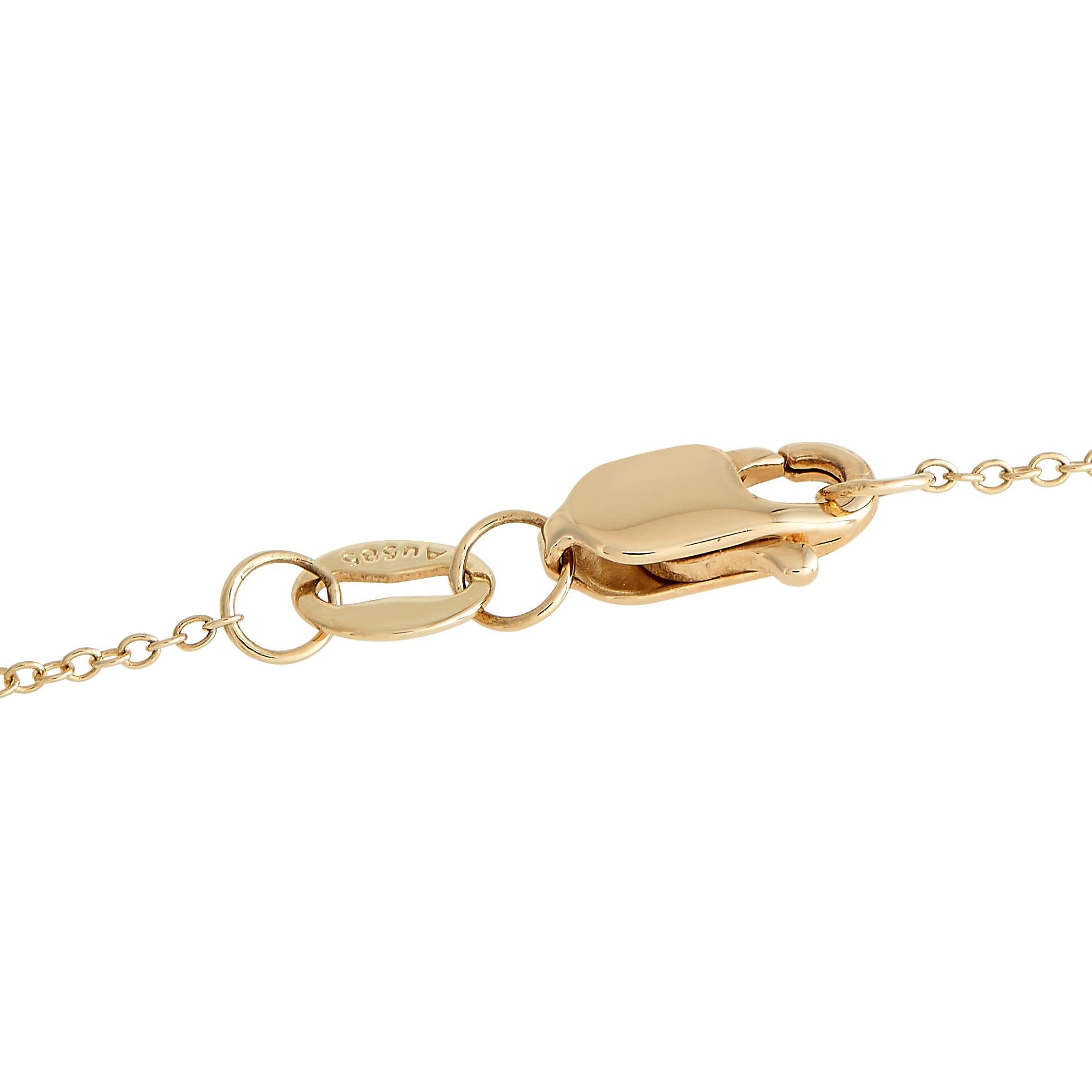 Ce collier en diamant ajoutera une touche de fraîcheur à votre garde-robe quotidienne. Il est accompagné d'une longue chaîne de 15 ans en or jaune 14K. Le pendentif de 0,75 par 0,50 présente une silhouette en forme de O recouverte de diamants ronds.