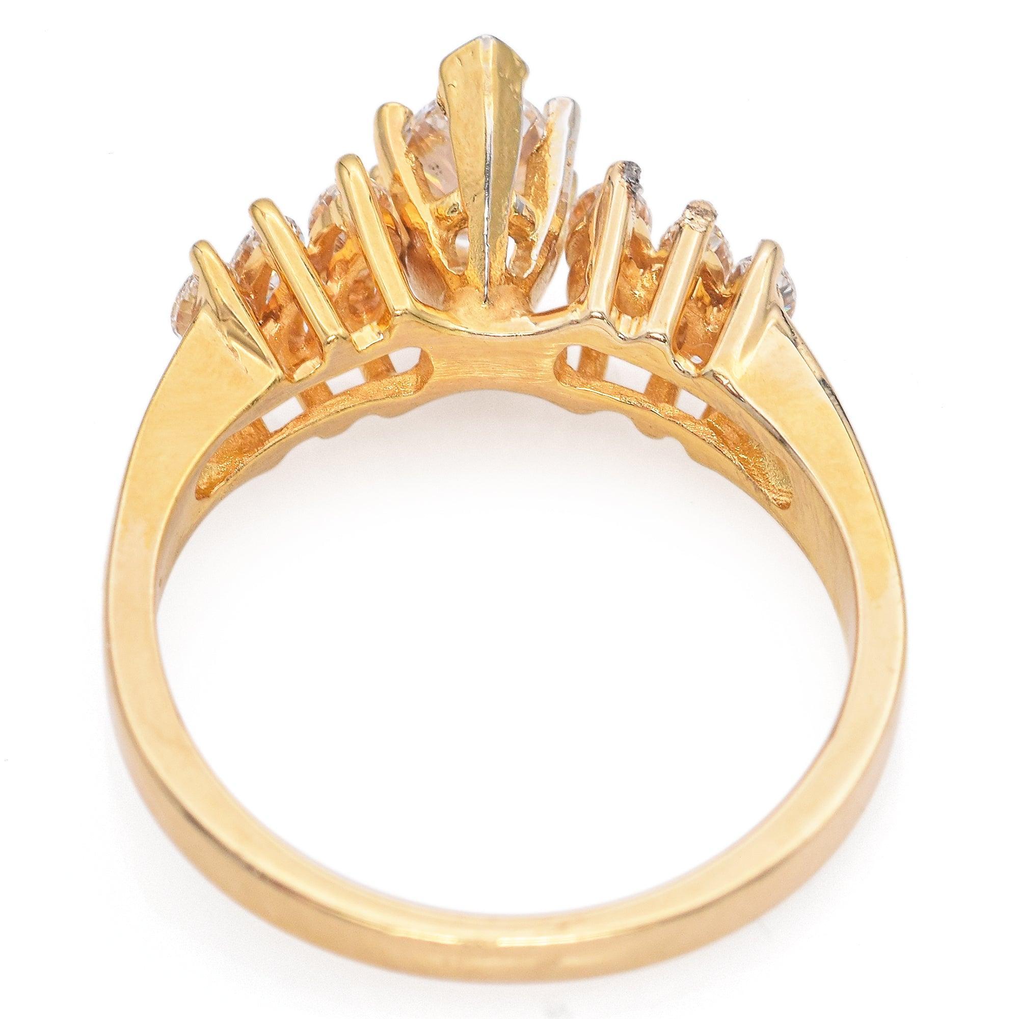 Donna Anello di fidanzamento con diamante marquise in oro giallo 14k da 0,66tcw in vendita