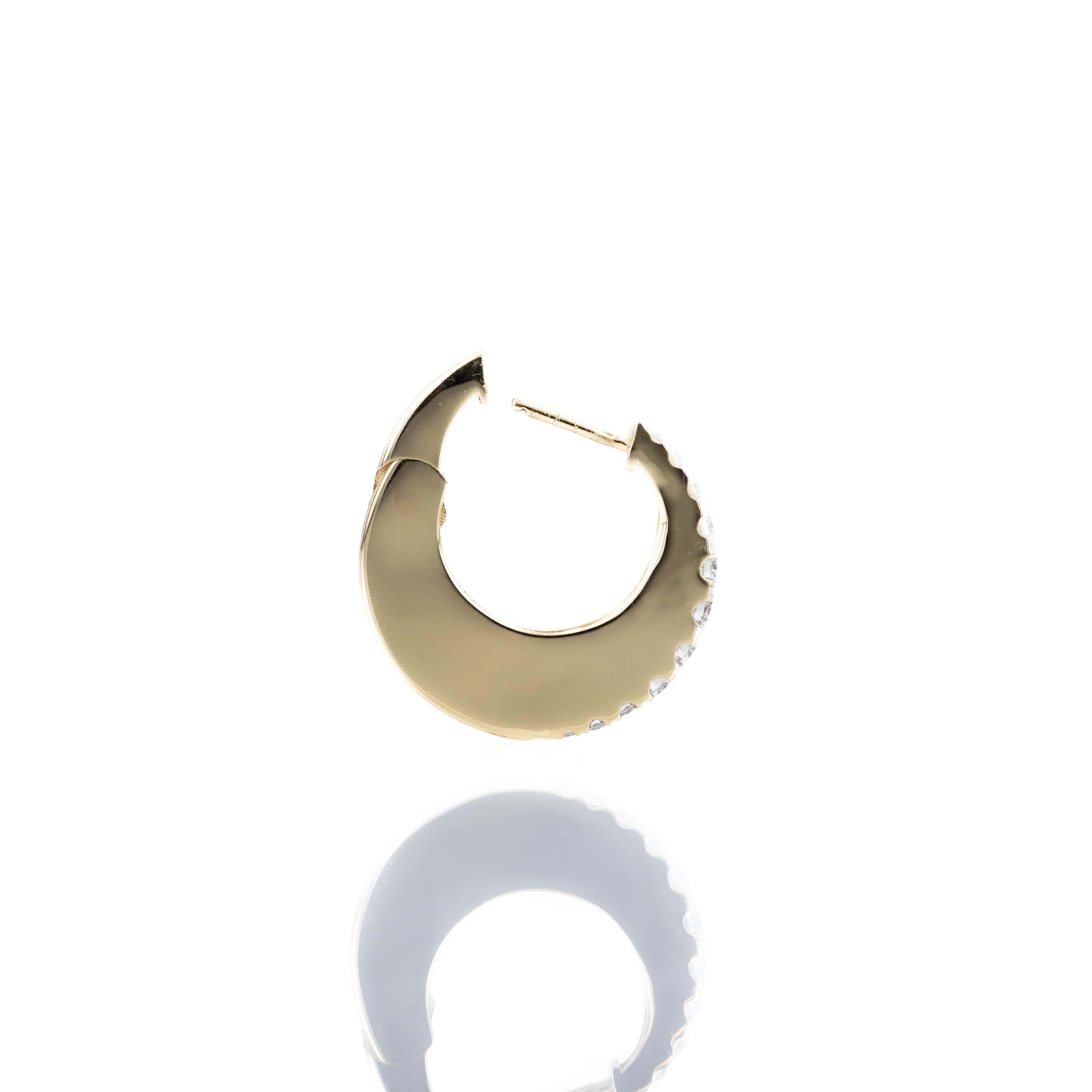 Epoca: Nuovo

Composizione: Oro giallo 14 carati

Pietre primarie: Diamanti tondi Brillianti

Peso in carati: 0,70 carati in totale

Colore/Clarità: G-H / SI1-2

Peso dell'orecchino: 5,07 grammi

Dimensioni dell'orecchino: 0,75