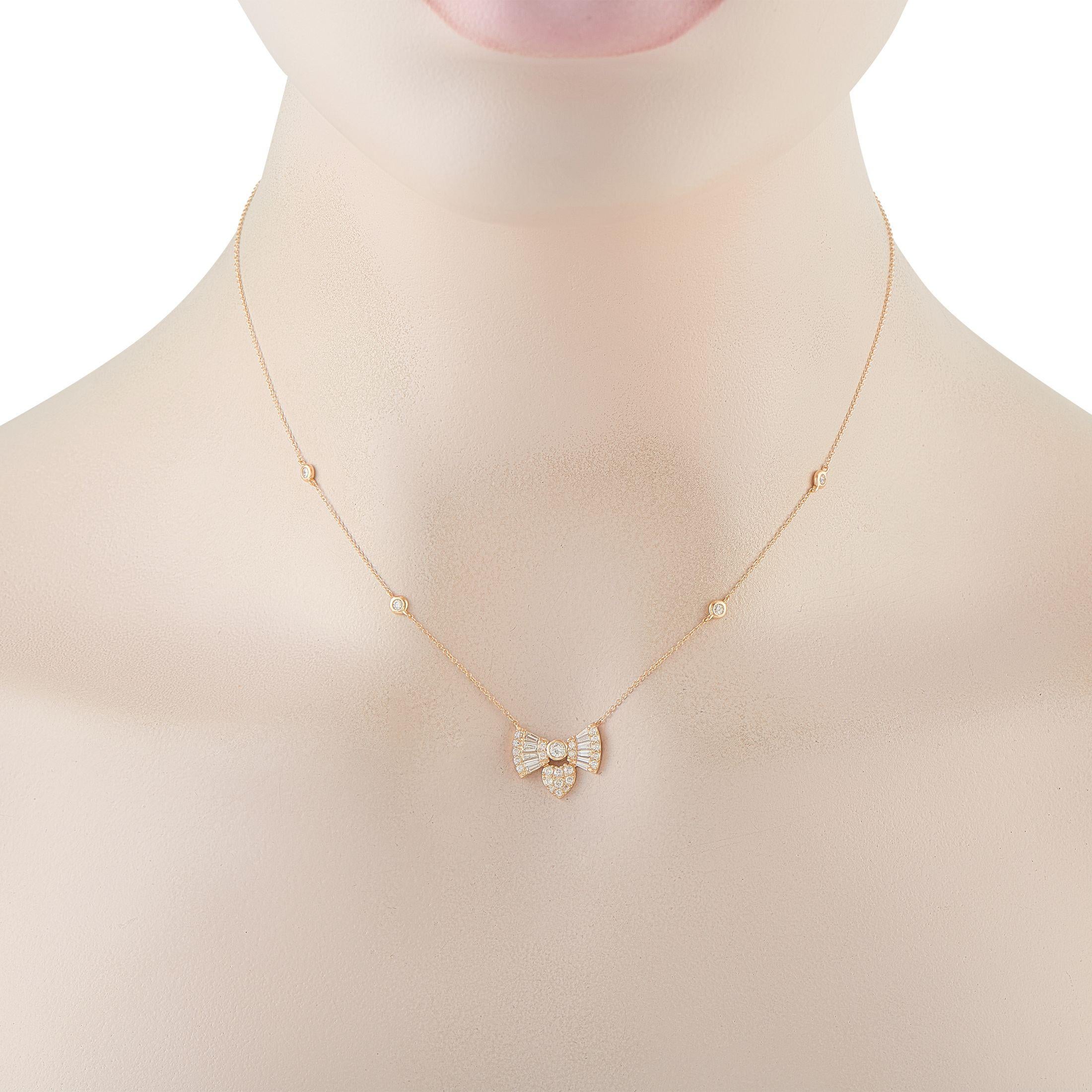 Ce collier de luxe est d'un charme infini. Des diamants d'un poids total de 0,75 carat rehaussent la chaîne de 15 et le pendentif exquis en forme d'arc. Serti en or jaune 14 carats, le pendentif mesure 0,50 de long par 0,63 et est prêt à apporter la