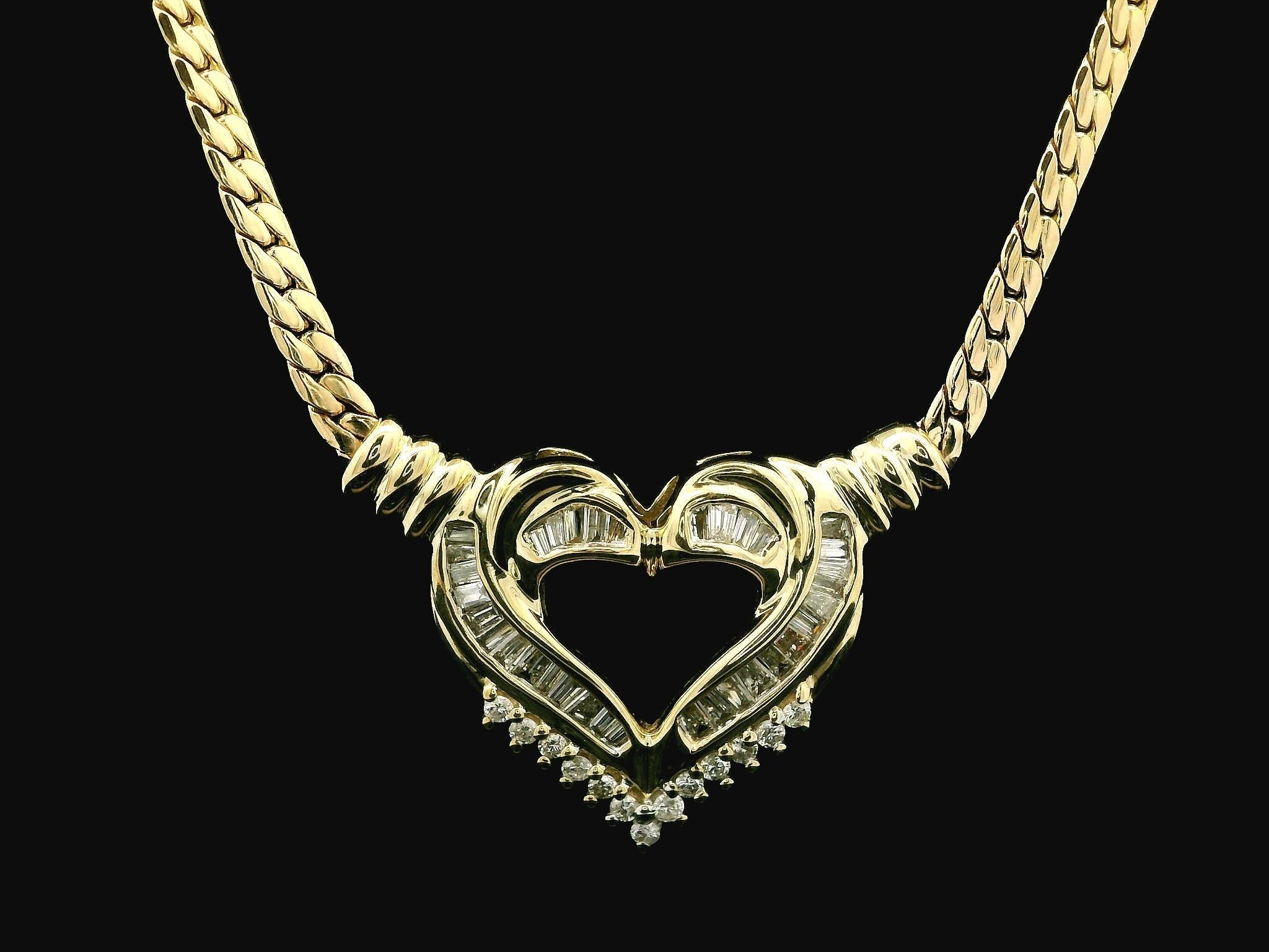Taille baguette Collier pendentif cœur ouvert en or jaune 14 carats avec diamants baguettes et ronds de 0,75 carat en vente