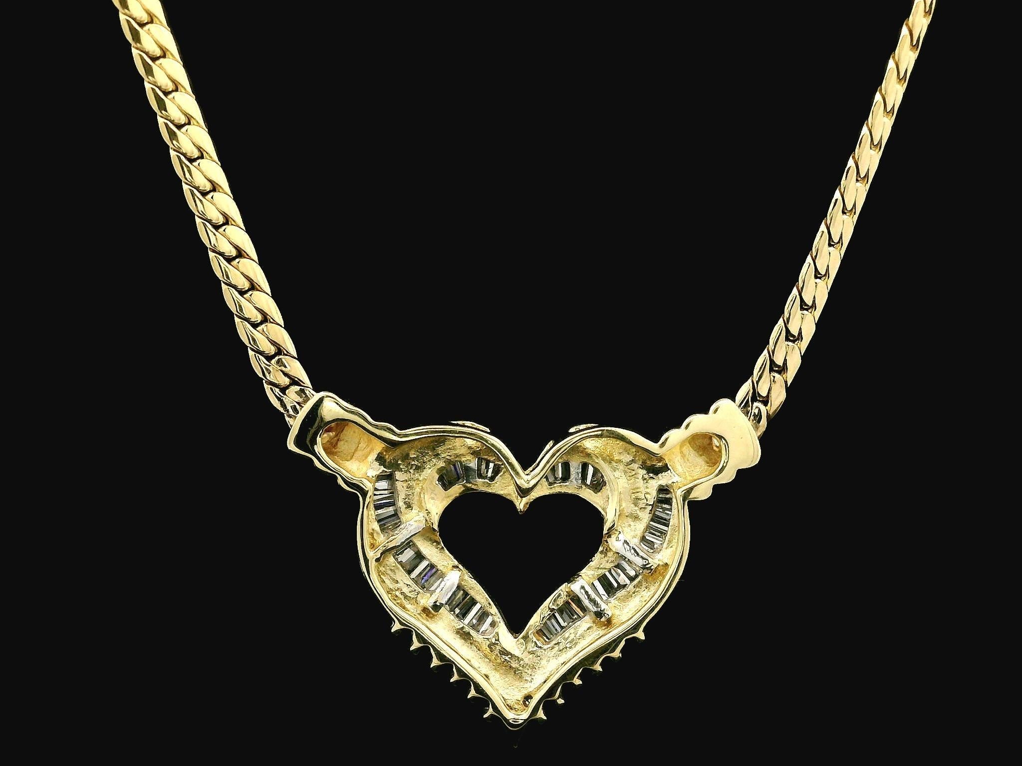 Collier pendentif cœur ouvert en or jaune 14 carats avec diamants baguettes et ronds de 0,75 carat Excellent état - En vente à Montclair, NJ