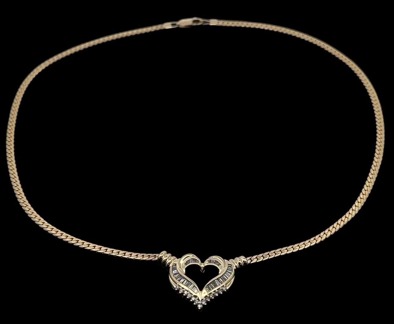 Collier pendentif cœur ouvert en or jaune 14 carats avec diamants baguettes et ronds de 0,75 carat en vente 2
