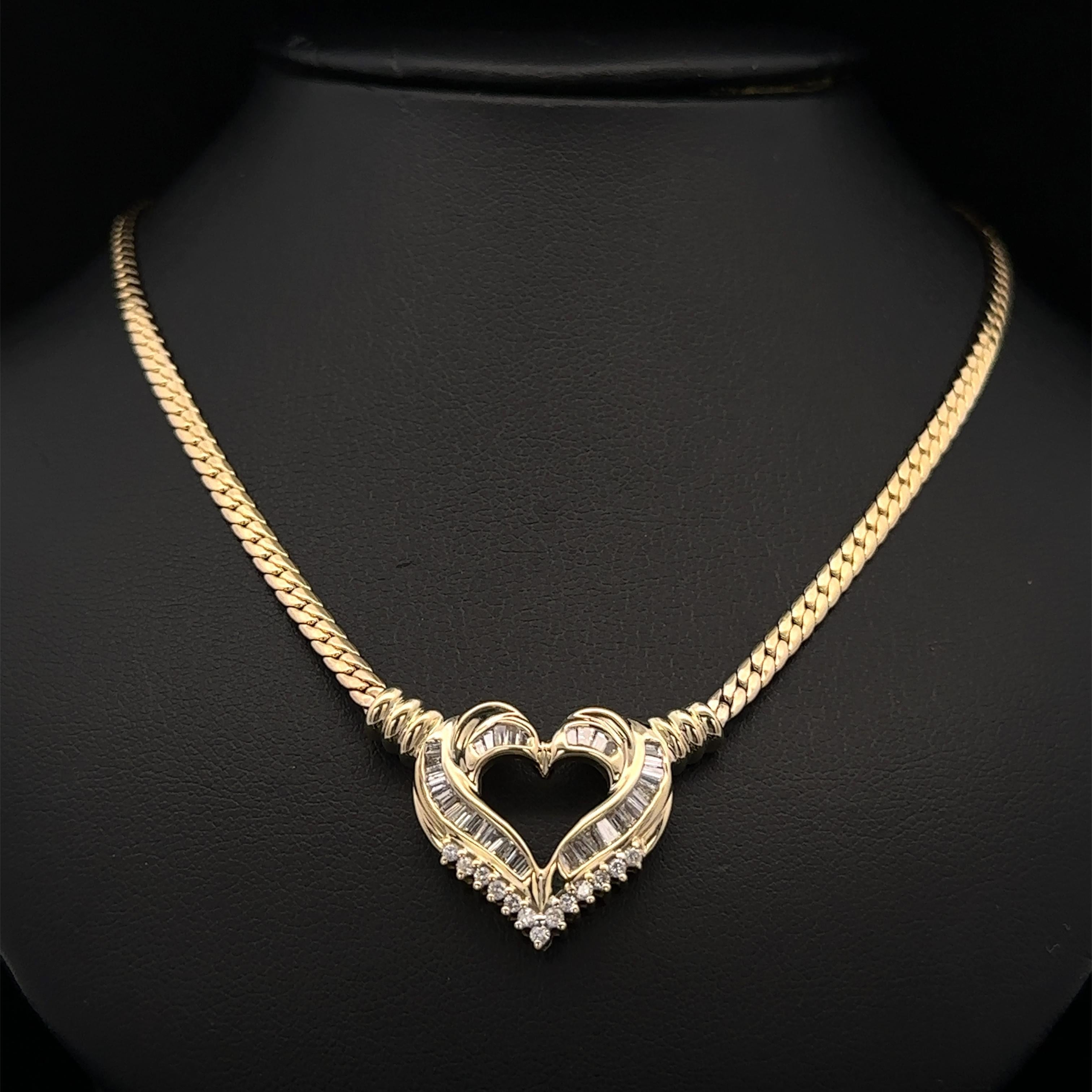 Collier pendentif cœur ouvert en or jaune 14 carats avec diamants baguettes et ronds de 0,75 carat en vente 3