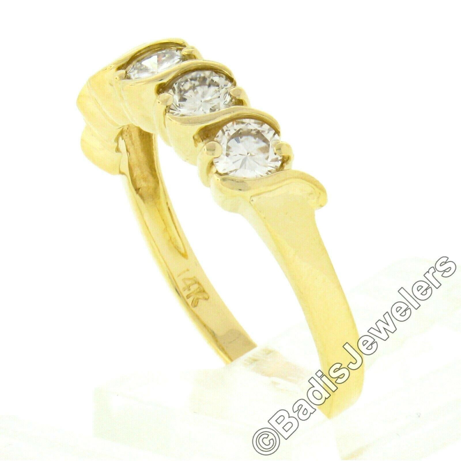 Anello in oro giallo 14K con diamante brillante rotondo da 0,75 ct. e 5 pietre a 