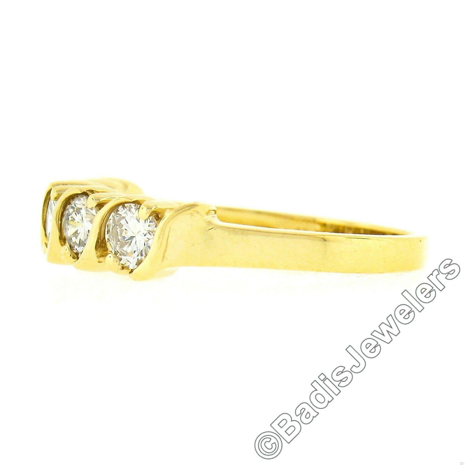 Anello in oro giallo 14K con diamante brillante rotondo da 0,75 ct. e 5 pietre a 