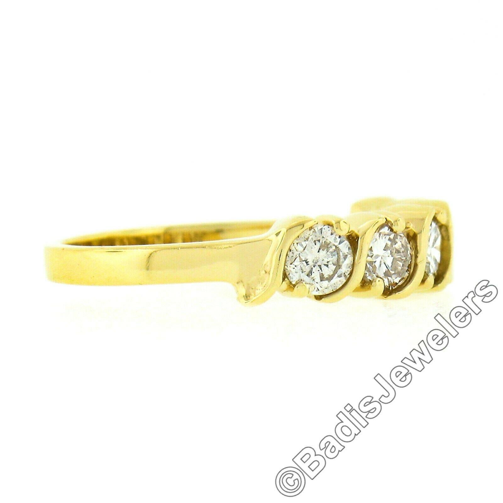 Anello in oro giallo 14K con diamante brillante rotondo da 0,75 ct. e 5 pietre a 