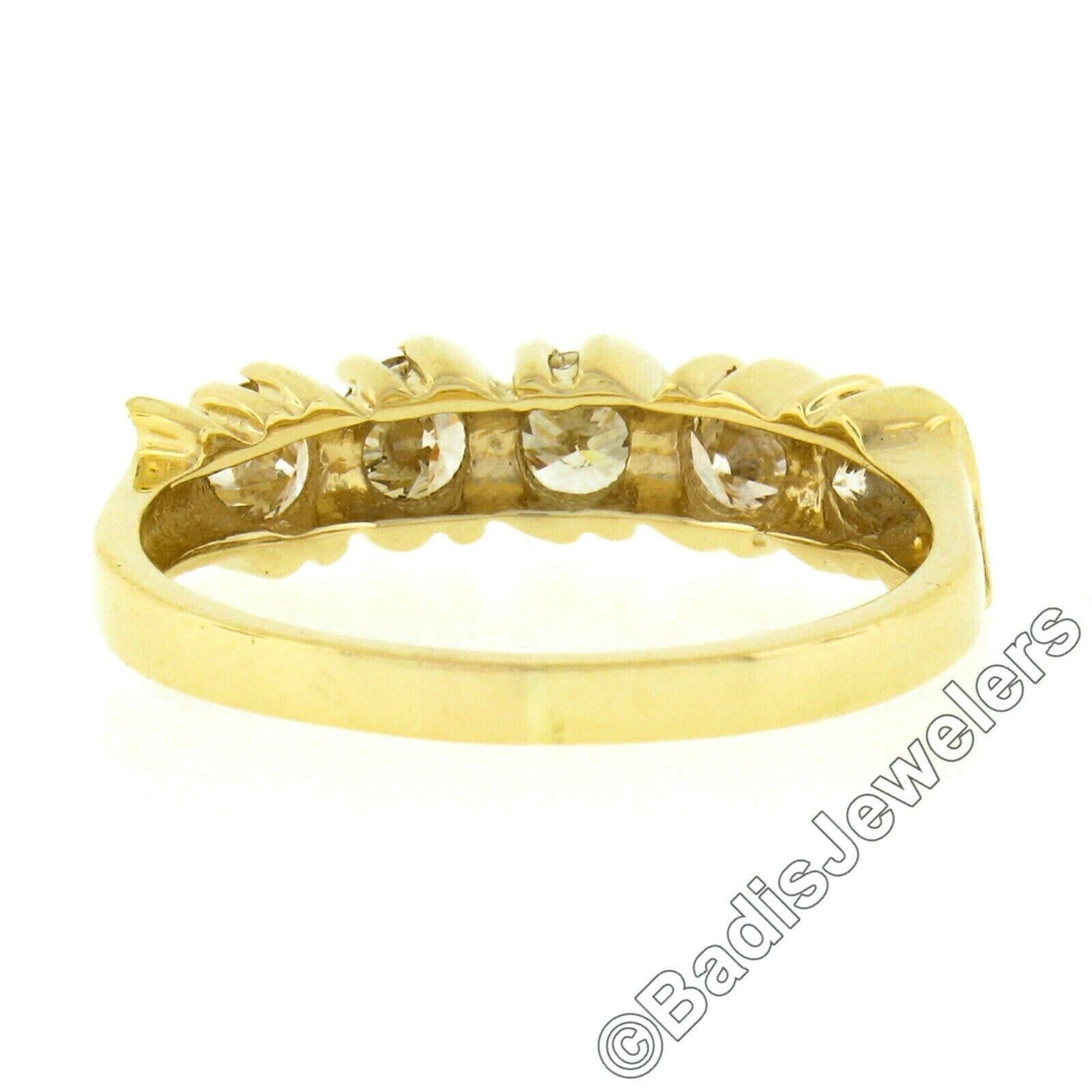Anello in oro giallo 14K con diamante brillante rotondo da 0,75 ct. e 5 pietre a 