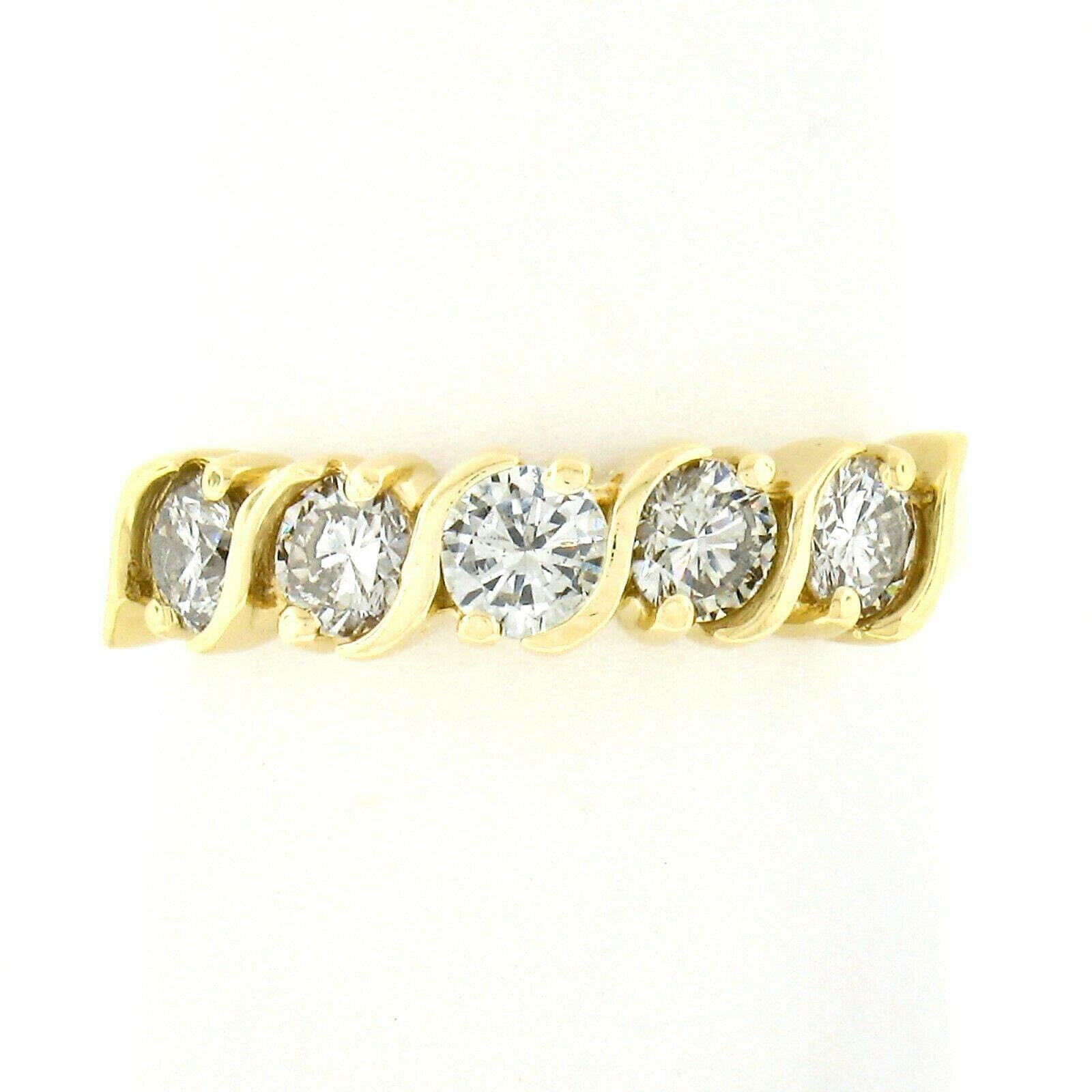 Anello in oro giallo 14K con diamante brillante rotondo da 0,75 ct. e 5 pietre a 