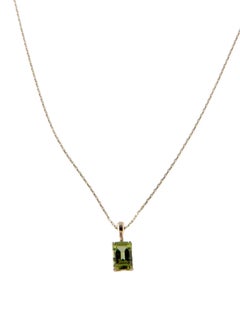 Ciondolo in oro giallo 14K con taglio rettangolare a gradini da 0,91 carati con peridoto.