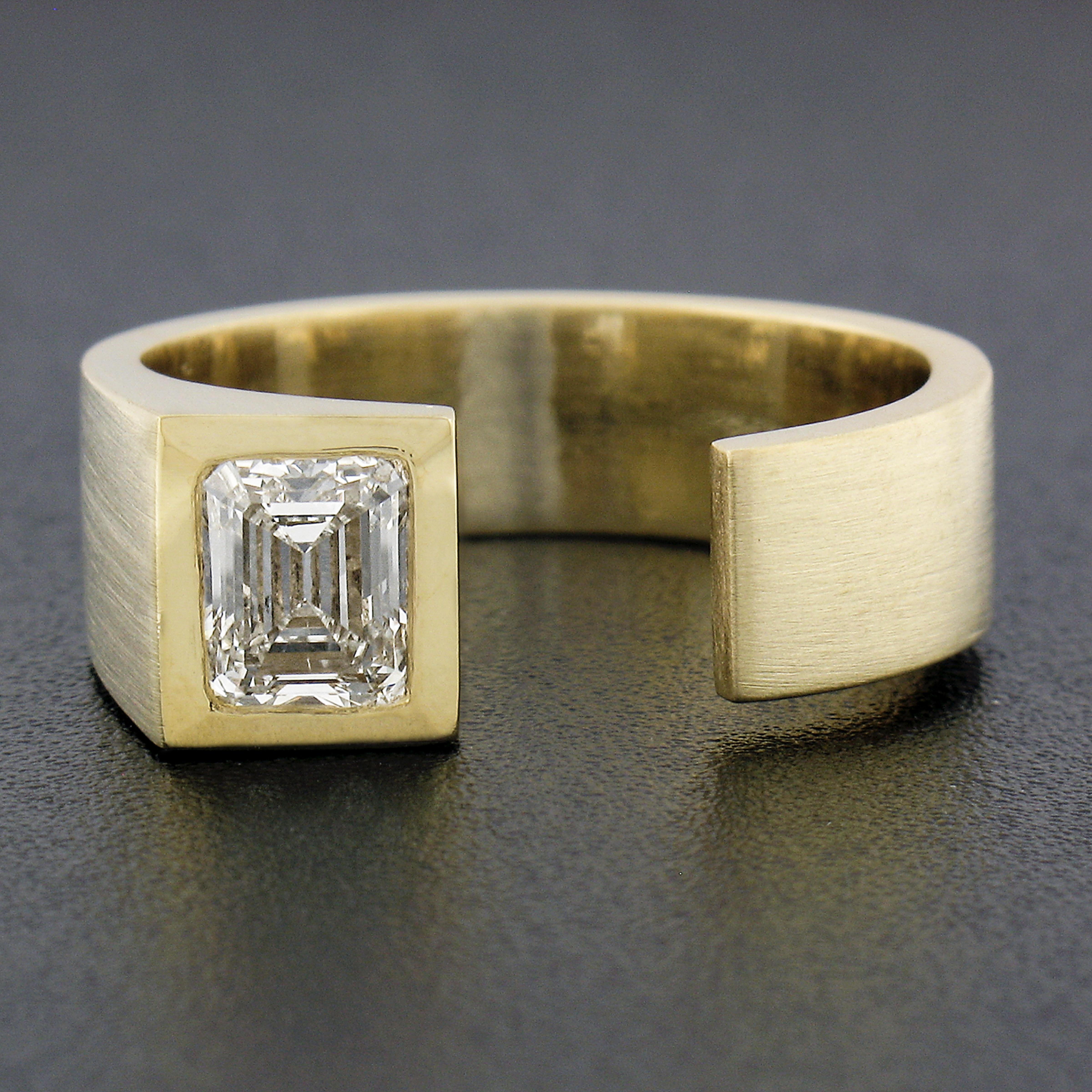 Taille émeraude Bague jonc large et ouverte brossée en or jaune 14 carats avec diamants taille émeraude 0,91 carat certifiés GIA en vente