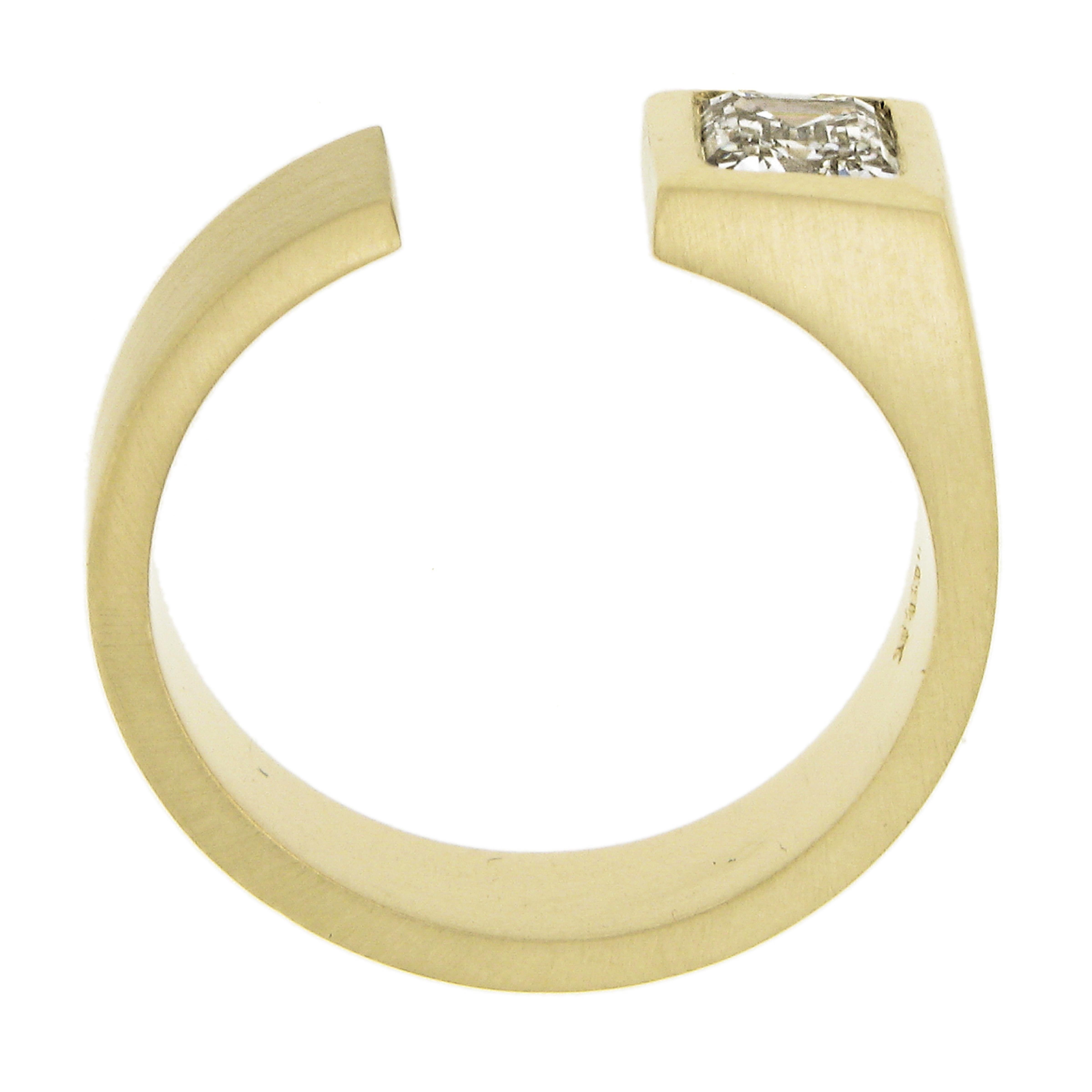 Bague jonc large et ouverte brossée en or jaune 14 carats avec diamants taille émeraude 0,91 carat certifiés GIA en vente 3