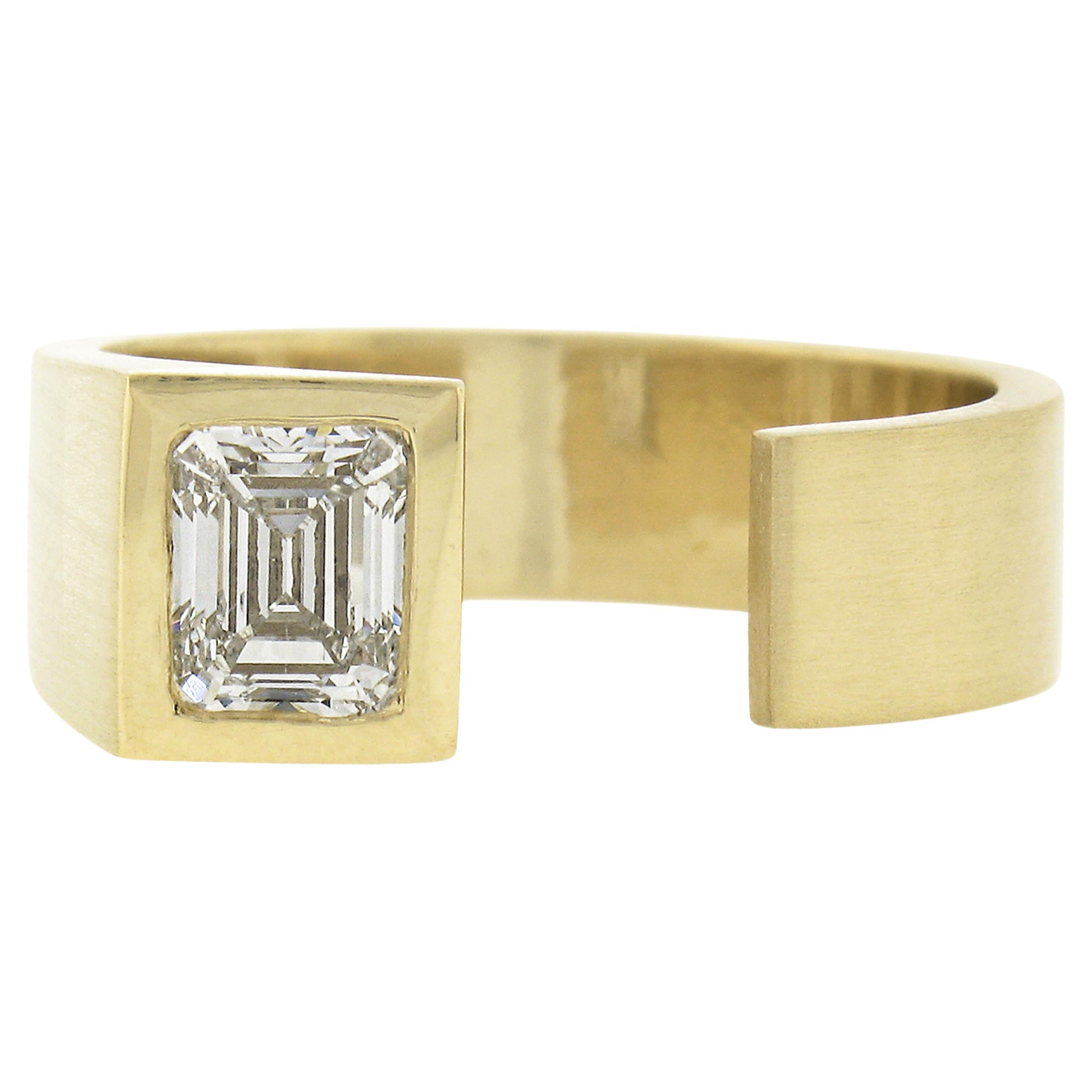 Bague jonc large et ouverte brossée en or jaune 14 carats avec diamants taille émeraude 0,91 carat certifiés GIA en vente