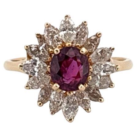 Dieser exquisite Ring aus reichhaltigem 14-karätigem Gelbgold ist ein lebendiger Ausdruck von Vintage-Eleganz. Sein Herzstück ist ein 0,92 Karat schwerer, oval geschliffener Rubin mit einem tiefen, samtigen Rotton, der zeitlose Raffinesse
