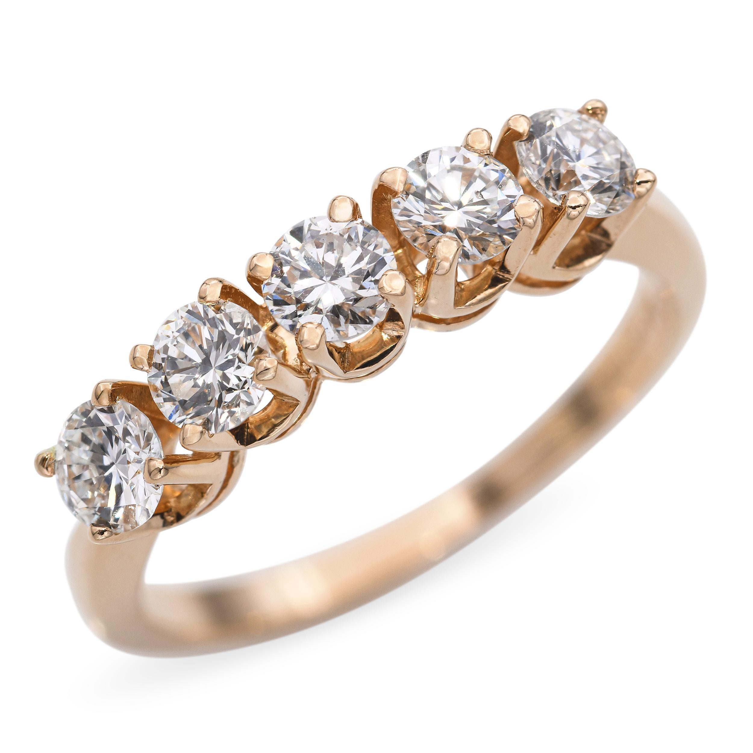Realizzato in oro giallo 14k, questo anello a fascia vintage presenta cinque diamanti taglio brillante per un totale di circa 0,925 carati. I diamanti sono incastonati in una fila classica e pulita, per offrire uno splendore equilibrato e un fascino