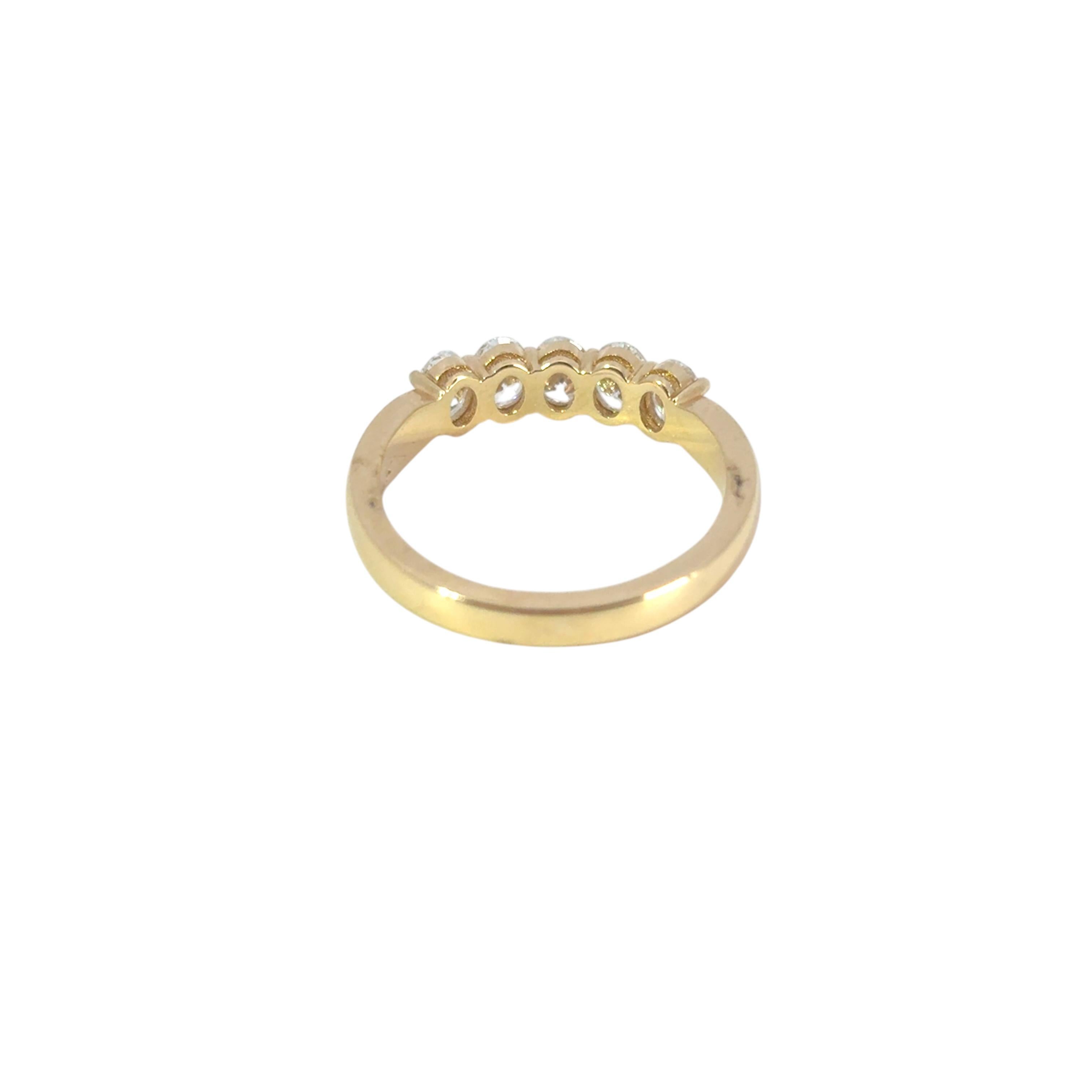 Modern 14k Yellow Gold 0.92ctw Oval Cut Five Stone Band For Sale