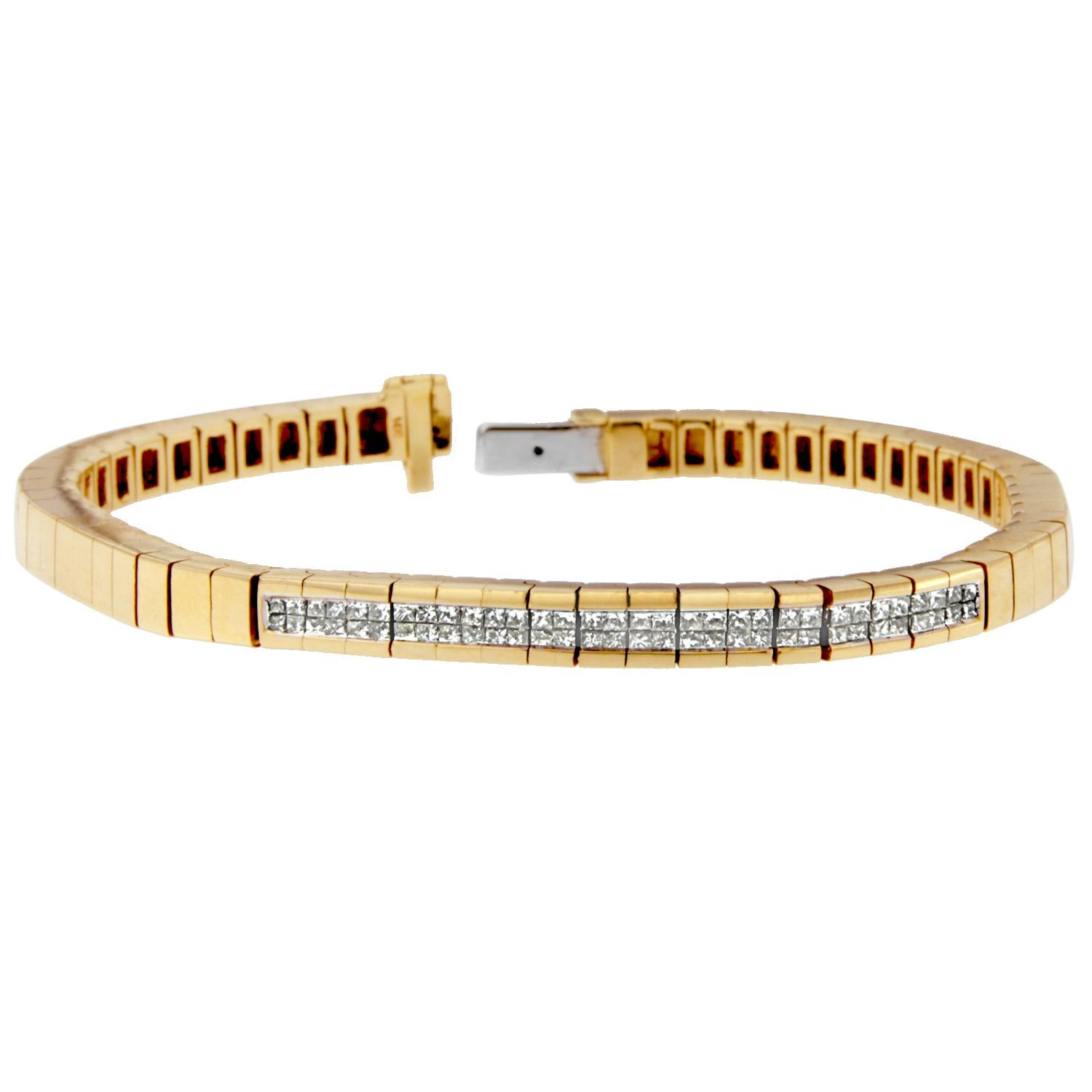 Was kann eleganter sein als dieses stilvolle Diamantarmband mit Band? Ein wunderschönes Ornament aus reichhaltigem 14-karätigem Gelbgold, das mit funkelnden Diamanten im Prinzessinnenschliff verziert ist. Außerdem verleihen die Unterbrechungen in