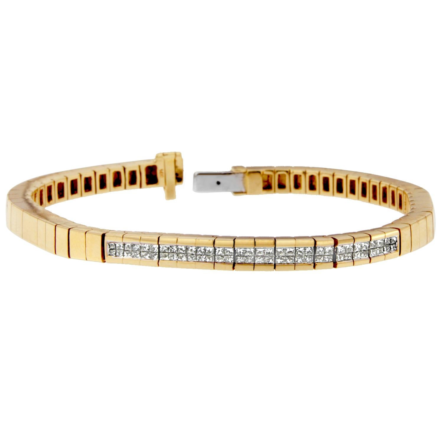 Quoi de plus élégant que cet élégant bracelet à bandes de diamants ? Un magnifique ornement est créé avec de l'or jaune 14 carats riche et agrémenté d'un aperçu de diamants de taille princesse étincelants. En outre, les ruptures entre les segments