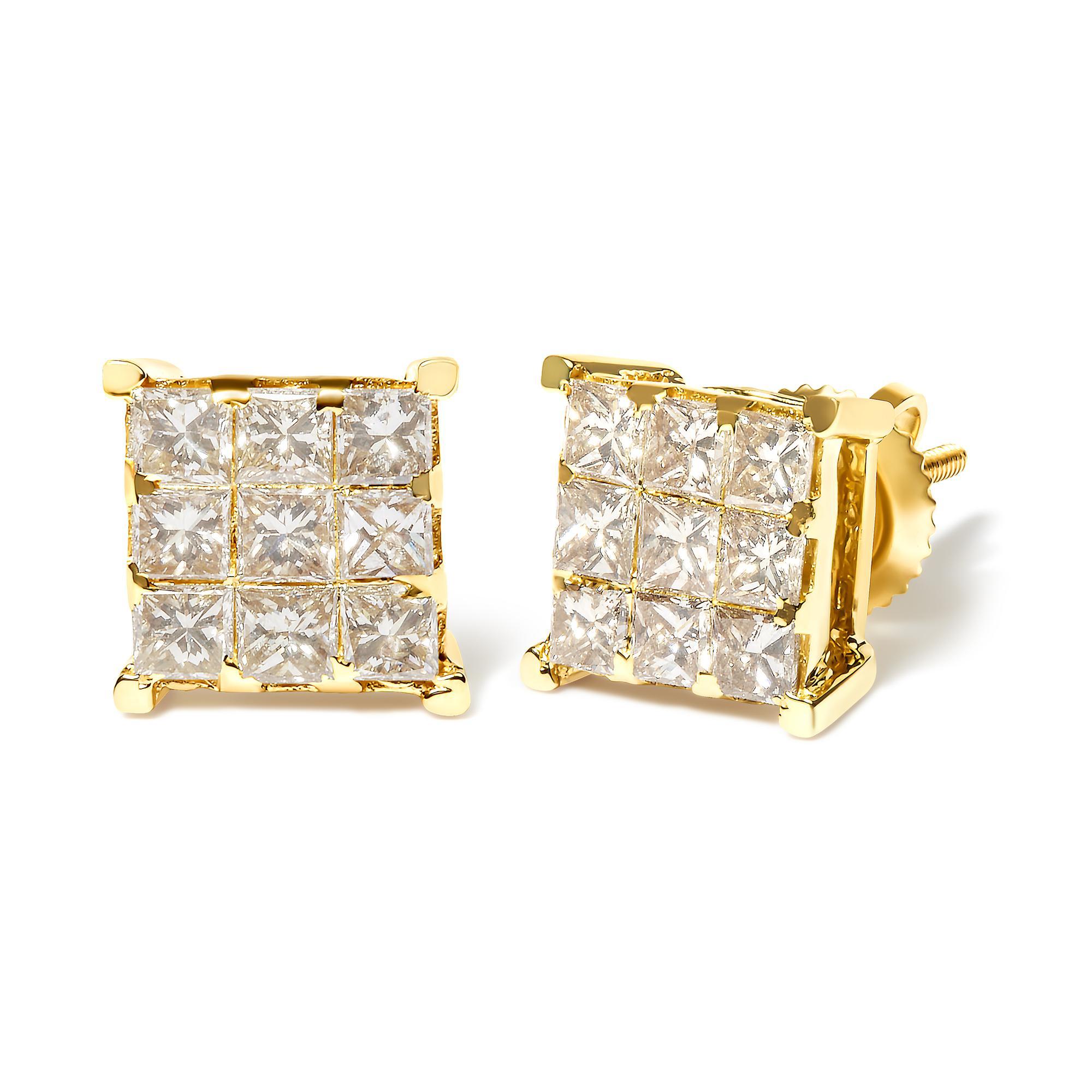 Découvrez l'élégance encapsulée dans la forme de nos exquises boucles d'oreilles en or jaune 14 carats, où l'éclat des diamants naturels rencontre un savoir-faire magistral. Conçue de manière complexe, chaque monture comporte neuf diamants de taille