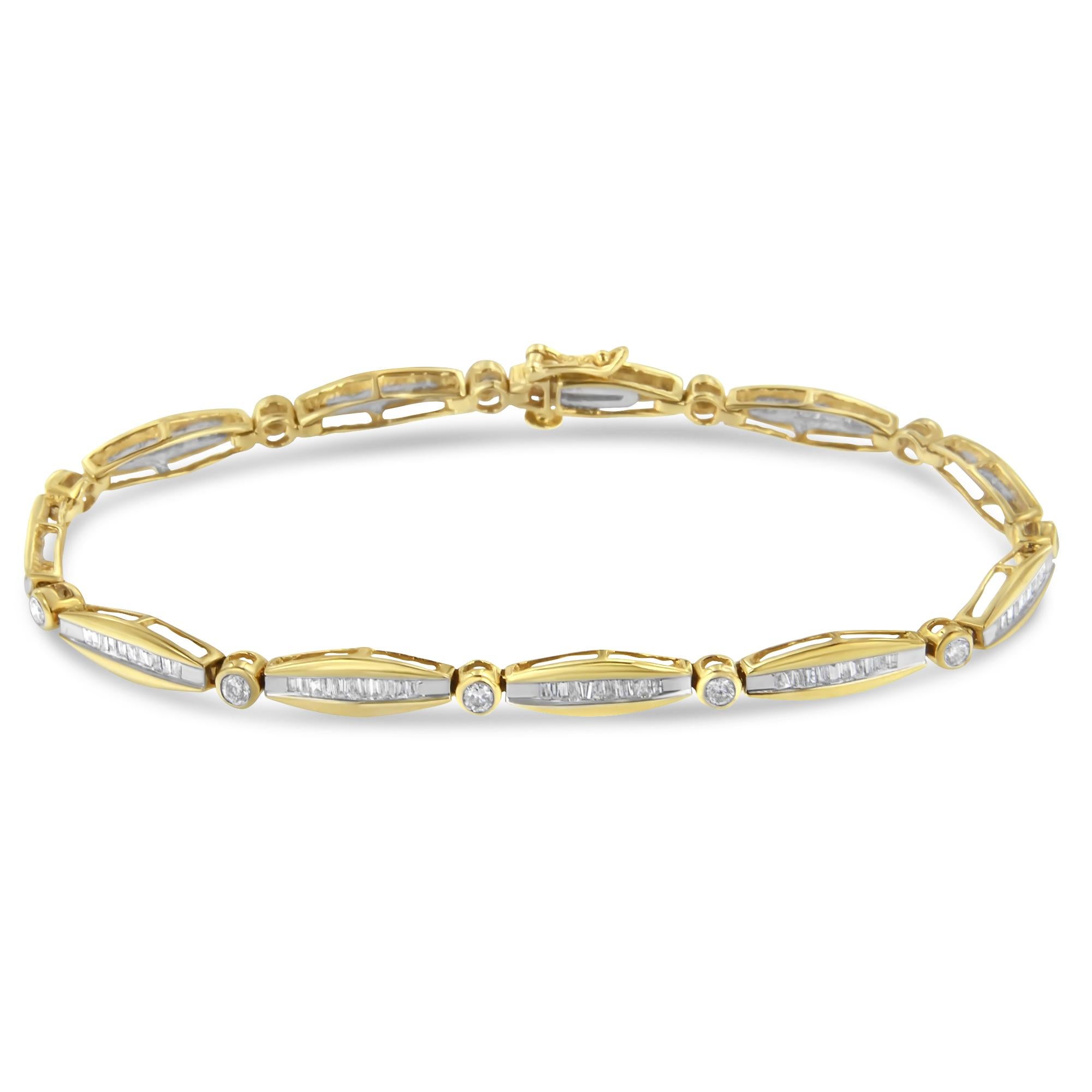 Confectionné en or jaune 14 carats, ce bracelet magnifique et élancé scintille grâce à de longs diamants baguettes incrustés dans des maillons en or, alternant avec de plus petits maillons ronds qui mettent en valeur des diamants étincelants de