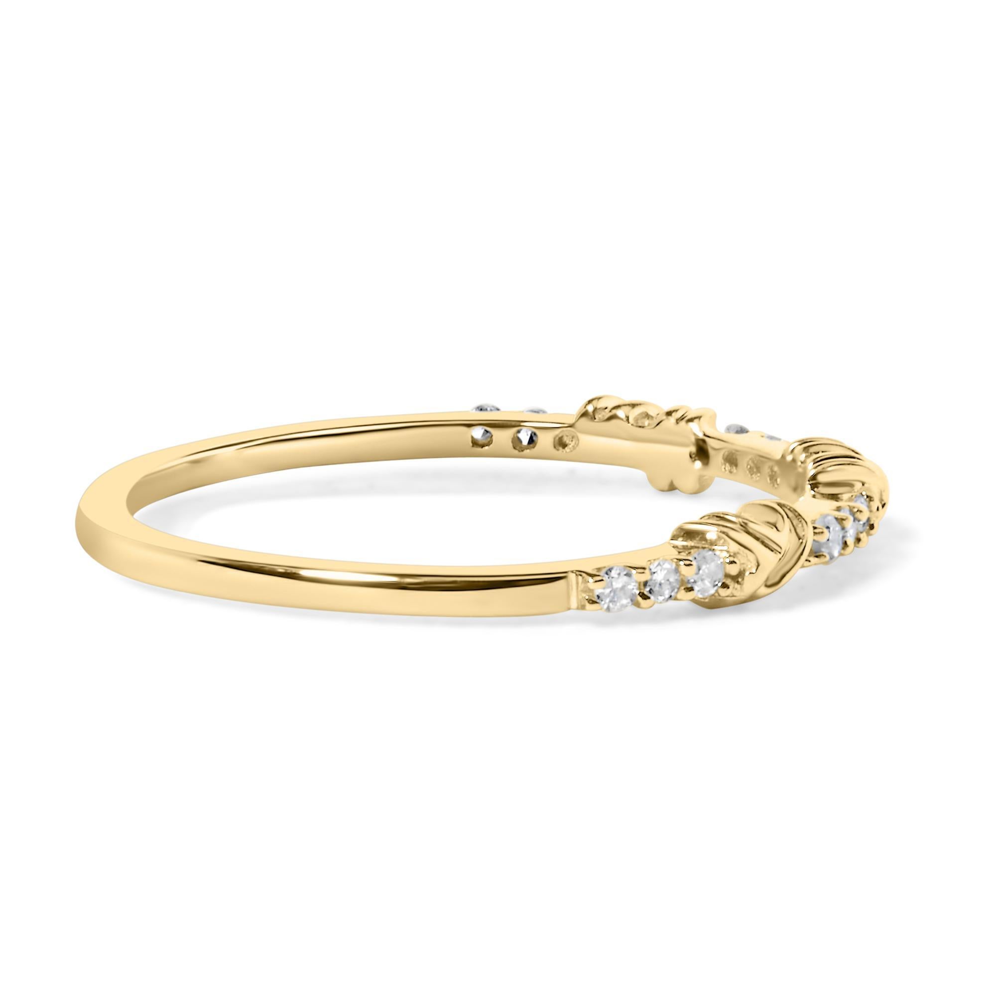 Eleganza senza tempo per questo squisito anello, magistralmente realizzato in oro giallo 14K. Caratterizzato da un trio unico di intrecci a nastro, ogni giro della fascia cattura la luce e l'ombra, creando una danza di brillantezza e sottigliezza.
