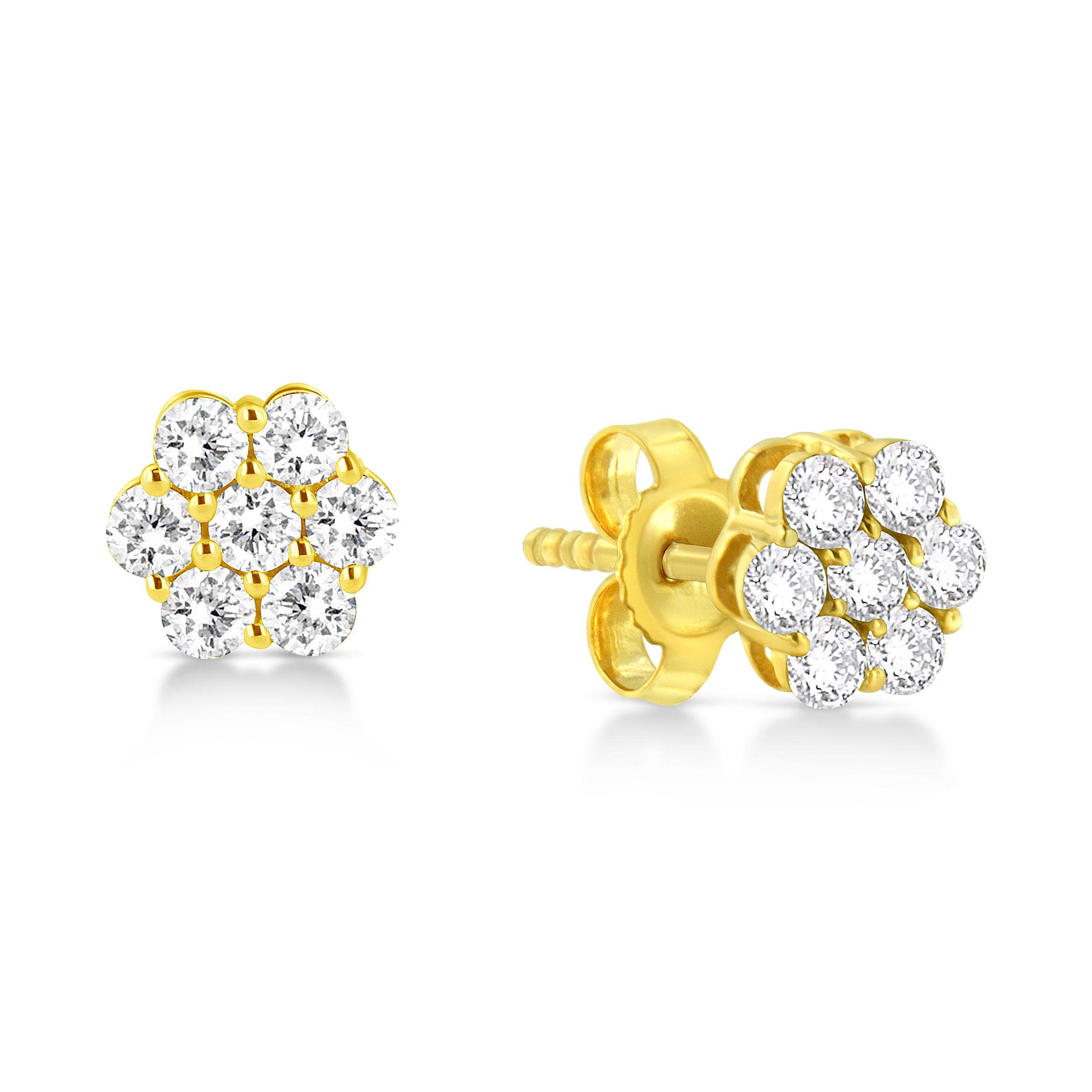 Taille ronde Clous d'oreilles en or jaune 14 carats avec grappe de diamants taille ronde et fleurs de 1/2 carat en vente