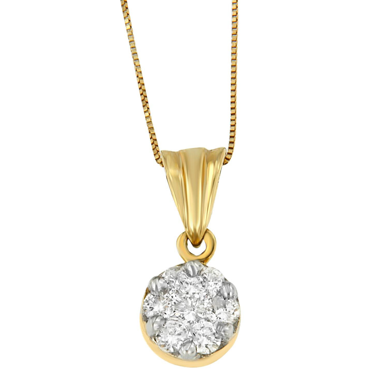 Semplice ma stupefacente, questo pendente a forma di cerchio è riempito da un'esplosione di diamanti a taglio rotondo che catturano la luce in ogni angolo. Incastonato in oro giallo 14 carati per una finitura lucida, è uno stile che brilla, sia di
