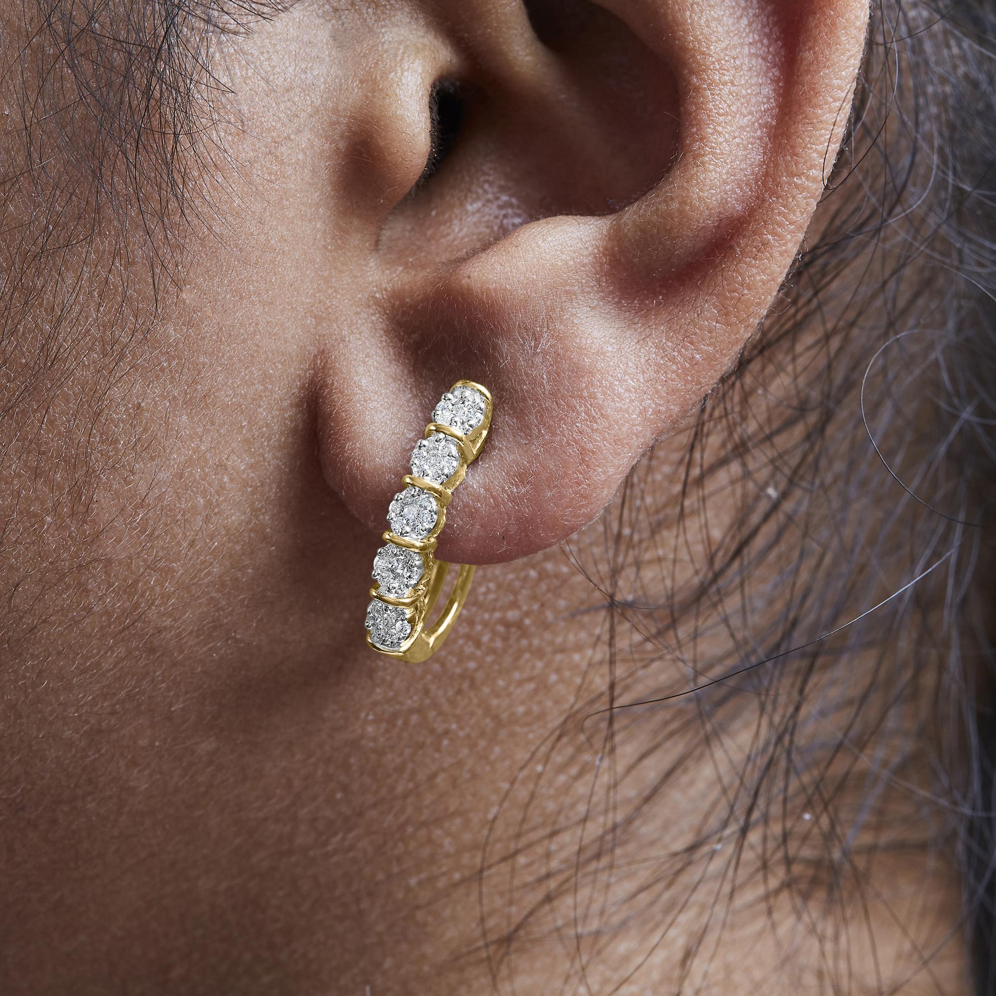 Taille ronde Boucles d'oreilles en or jaune 14k avec grappes de diamants de 1/2 Cttw en vente