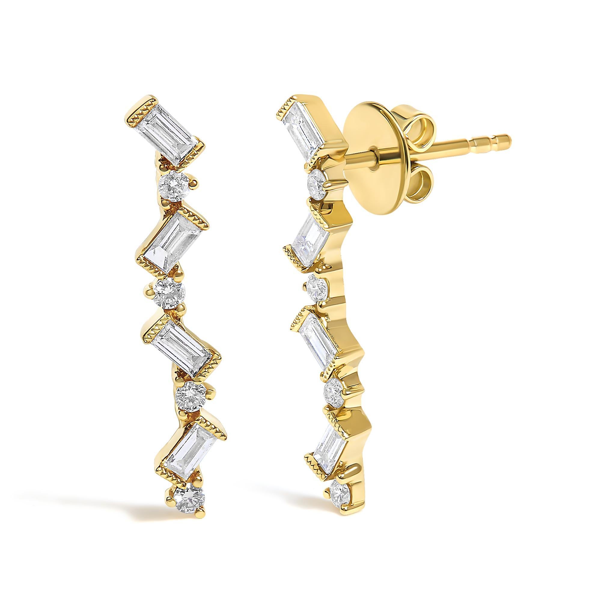 Fabriquées en or jaune 14 carats, ces boucles d'oreilles exquises éblouissent par leur poids total d'un demi-carat de diamants naturels, méticuleusement sertis pour créer une chute en zigzag enchanteresse. Le design/One est une cascade élégante qui