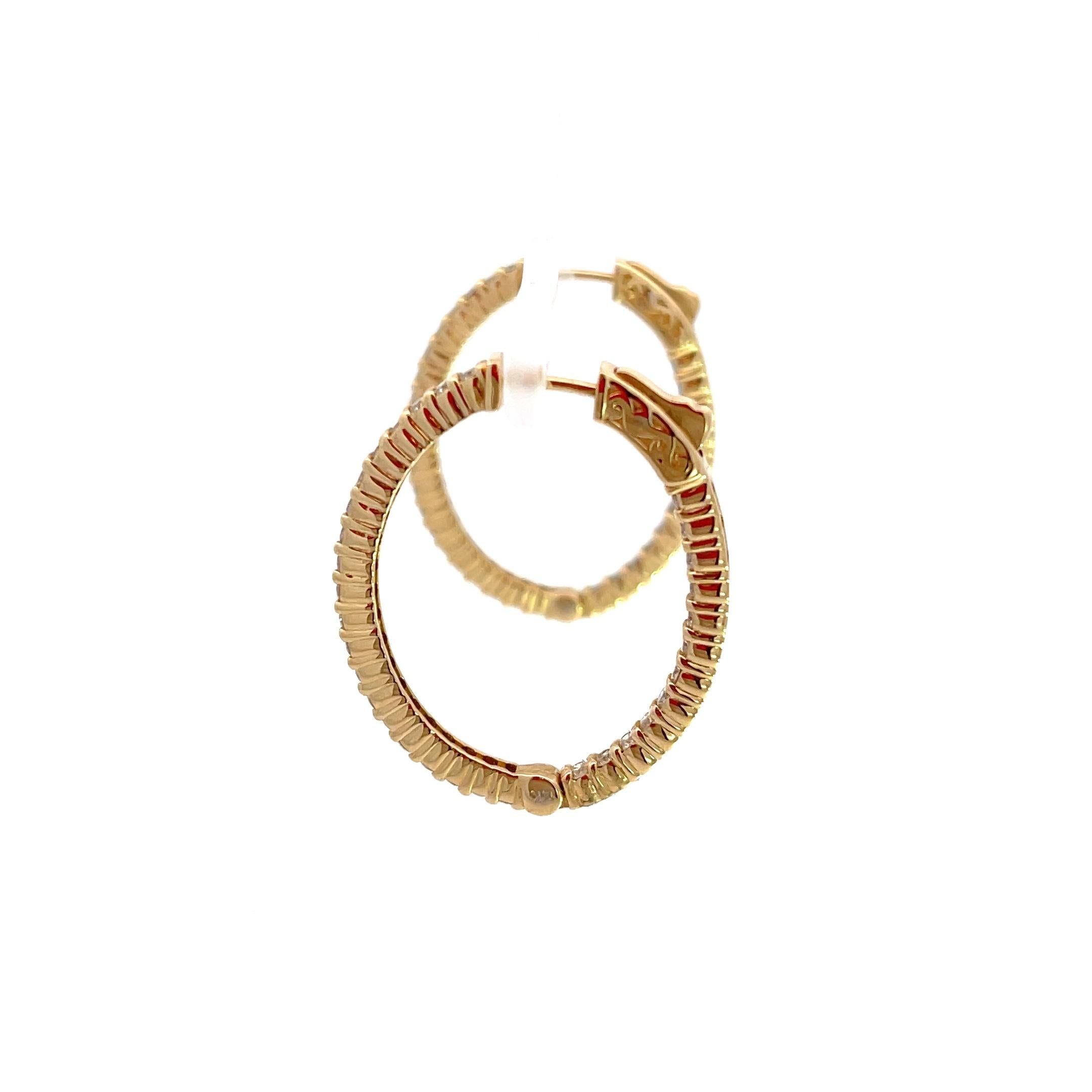 Wir stellen unsere exquisiten ovalen Ohrringe aus 14K Gelbgold mit 1 3/4 Karat Diamanten vor, ein zeitloses Wunderwerk, das Eleganz und Raffinesse ausstrahlt. Diese mit viel Liebe zum Detail gefertigten Reifchen aus glänzendem 14-karätigem Gelbgold