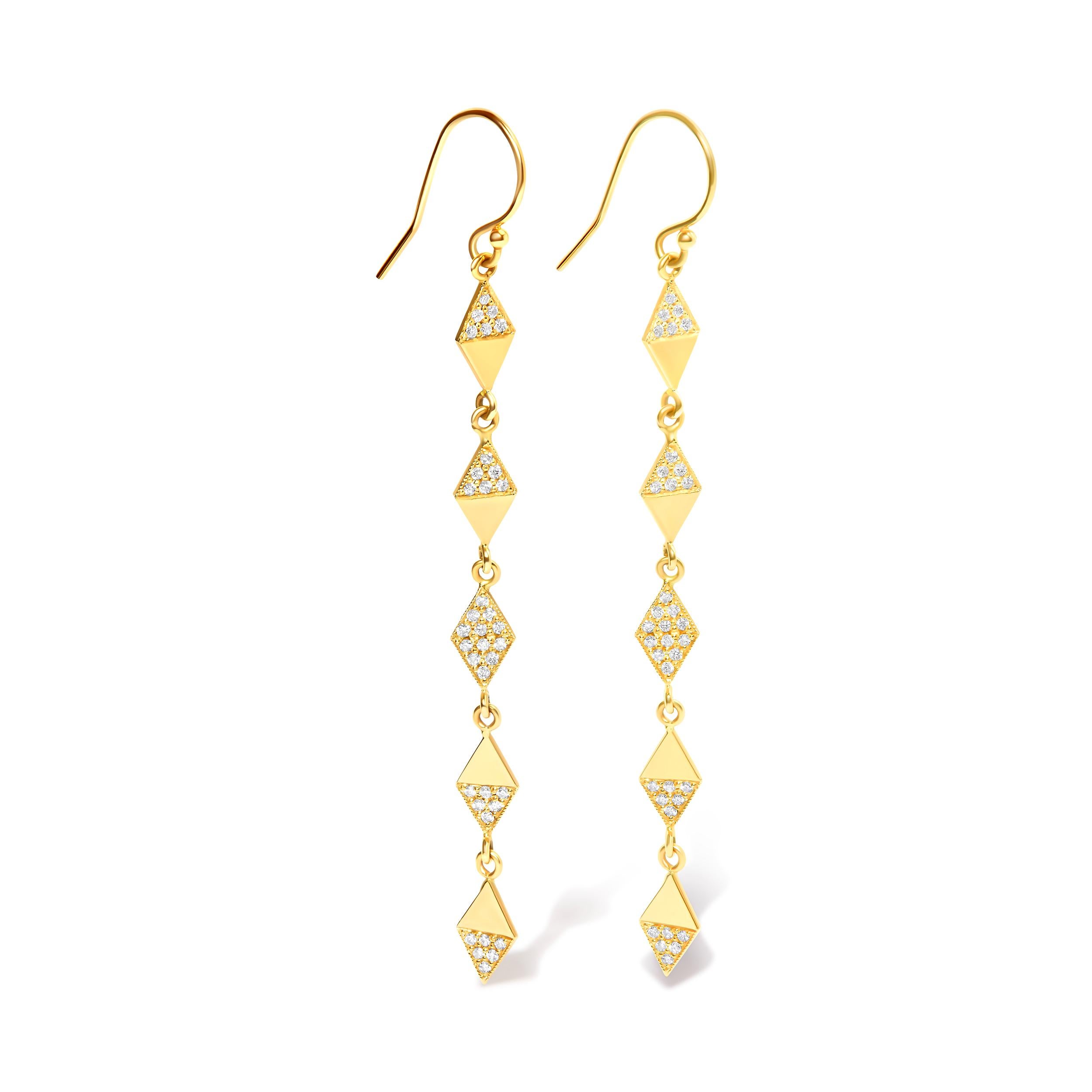 Laissez-vous séduire par l'allure intemporelle de nos boucles d'oreilles pendantes et tombantes cerf-volant en or jaune 14 carats serties de diamants, conçues pour captiver à chaque balancement. Ornées d'un total de 72 diamants ronds naturels, ces