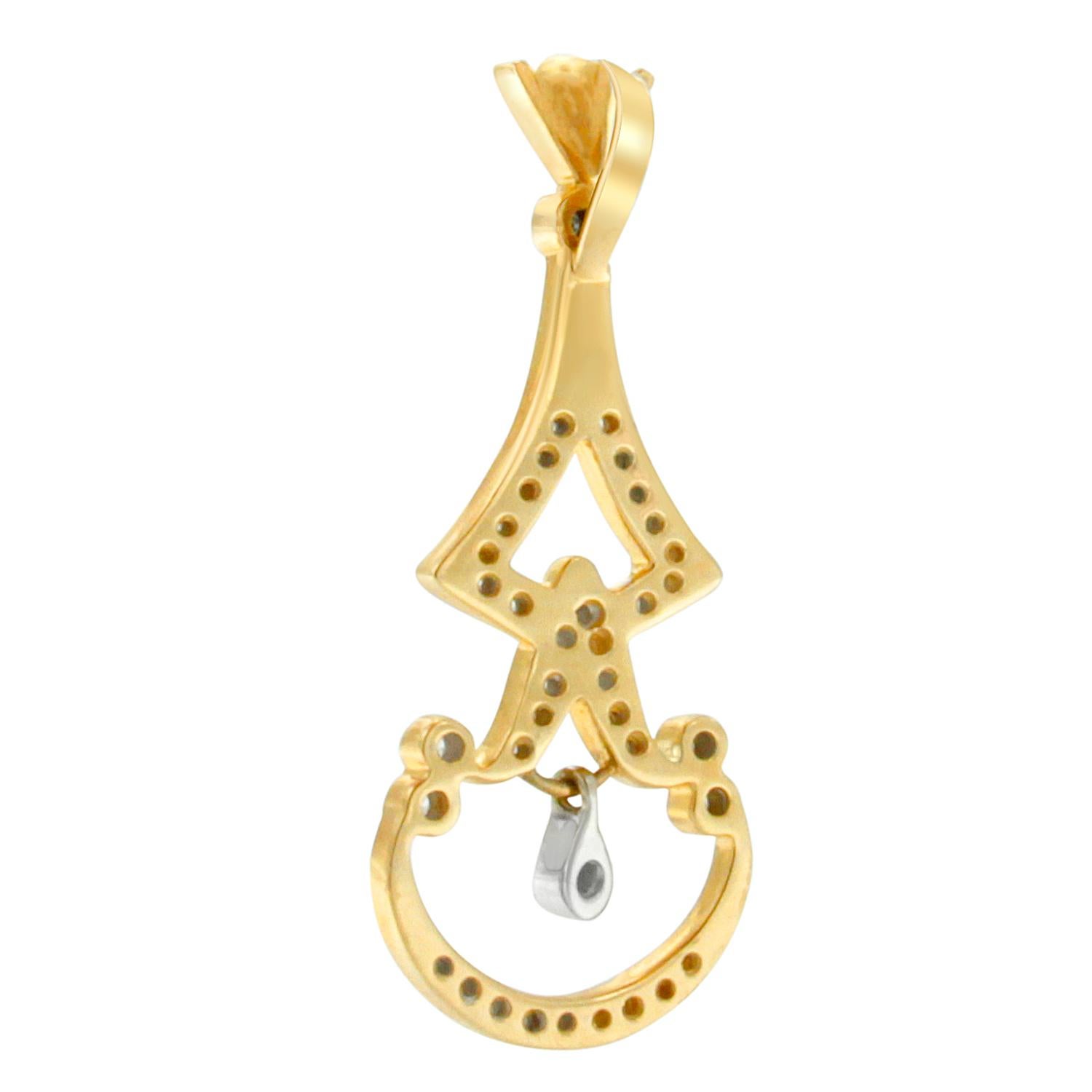 Diese stilvolle Halskette aus Gold und Diamanten versprüht den Charme der alten Welt, der für das 21. Jahrhundert aktualisiert wurde. Der aus hochwertigem 14-karätigem Gelbgold gefertigte Anhänger ist mit glänzenden runden Diamanten ausgefasst. Wird