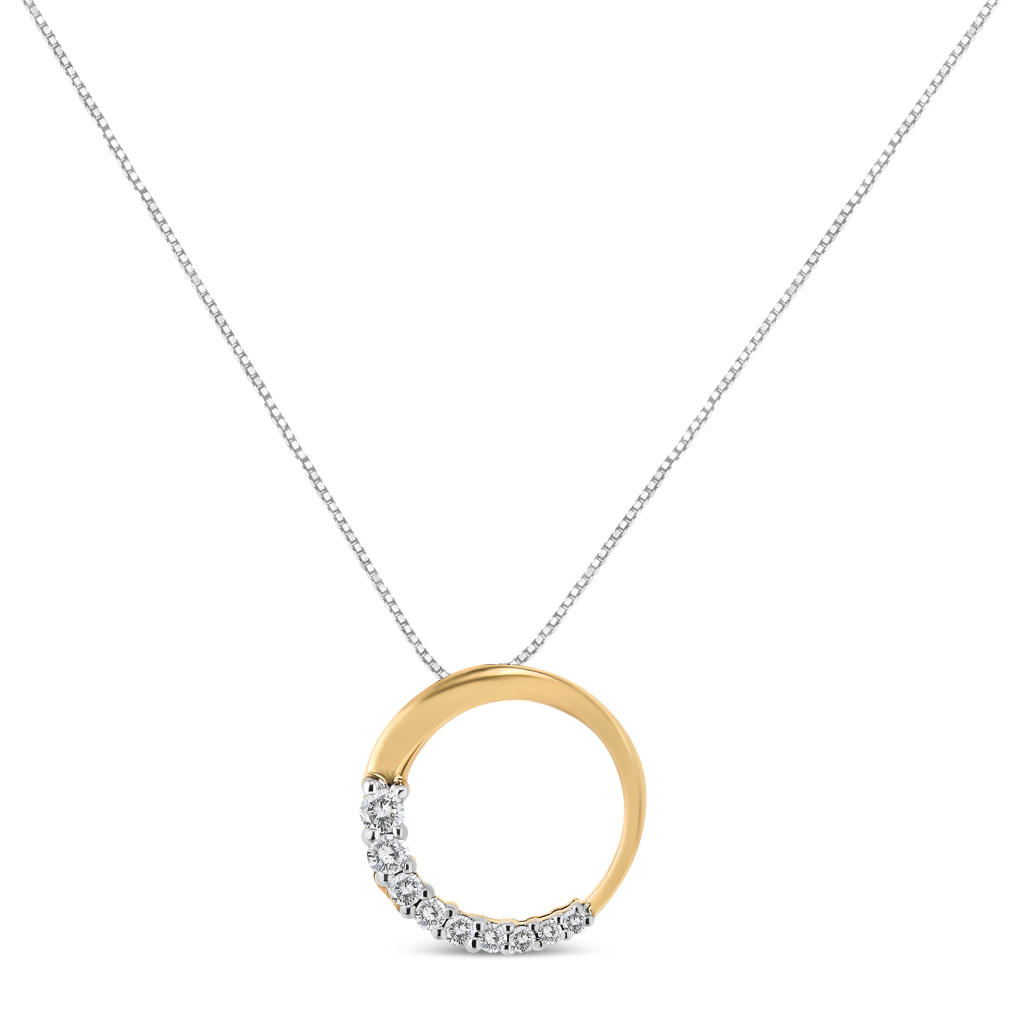 Contemporain Collier pendentif en or jaune 14 carats avec cercle ajouré et diamants gradués de 1/4 carat en vente
