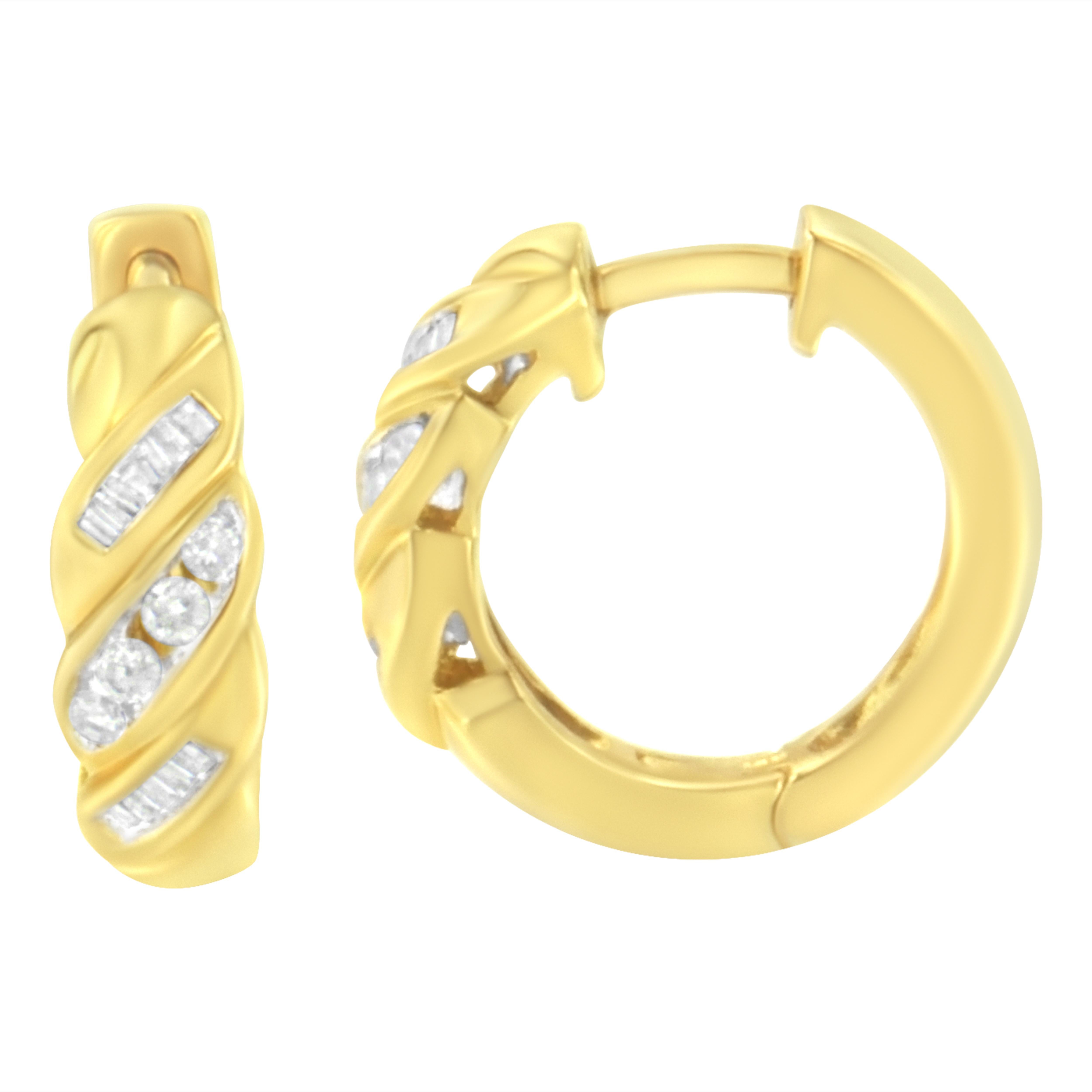 Scintillanti file di diamanti rotondi e baguette si alternano lungo la parte anteriore di questi splendidi orecchini a cerchio, creando un design ispirato alle trecce. 1/4 ct TDW di diamanti sono in mostra in questi eleganti orecchini in oro giallo