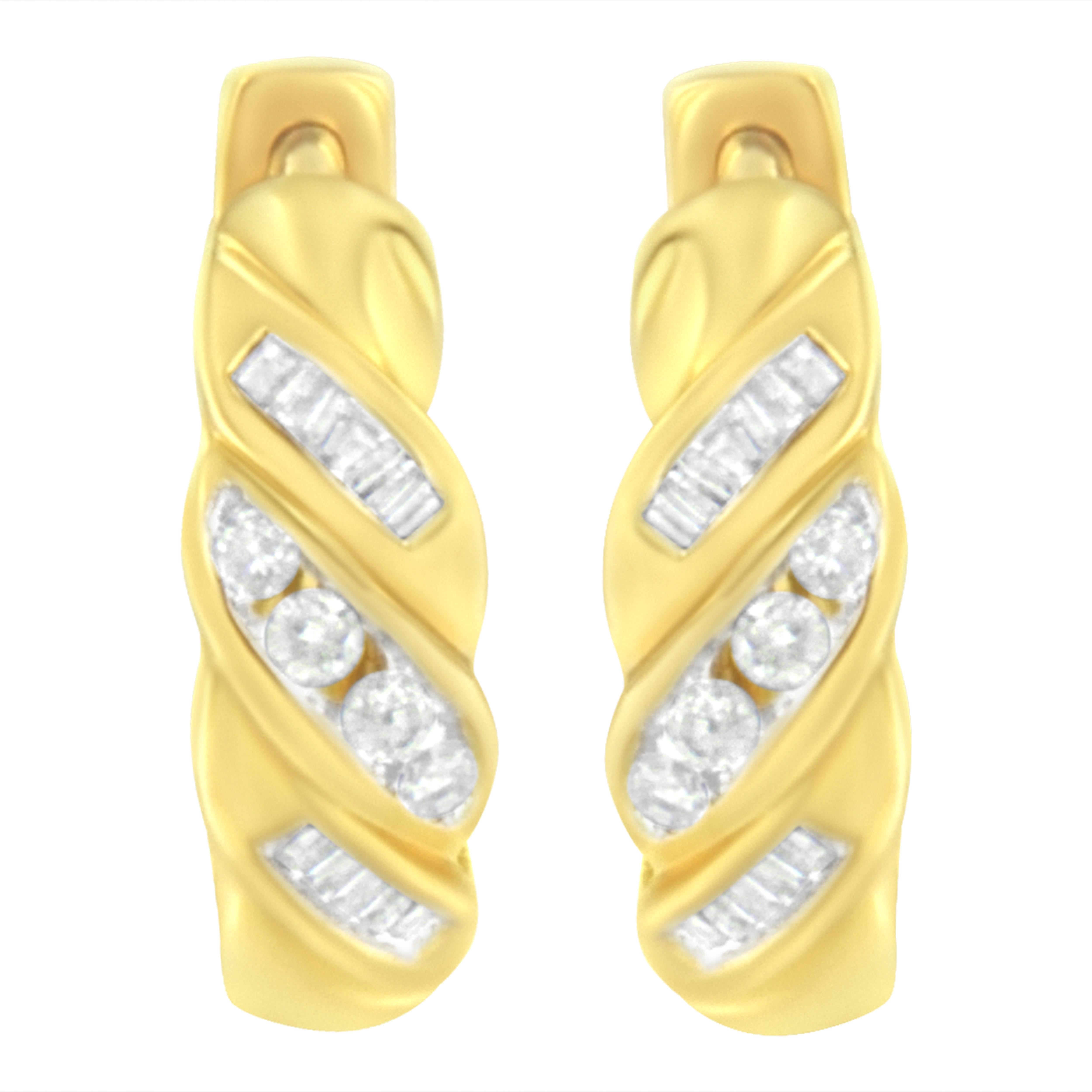 Moderno Orecchini a cerchio con diamanti alternati a 3 file in oro giallo 14K da 1/4 Cttw in vendita