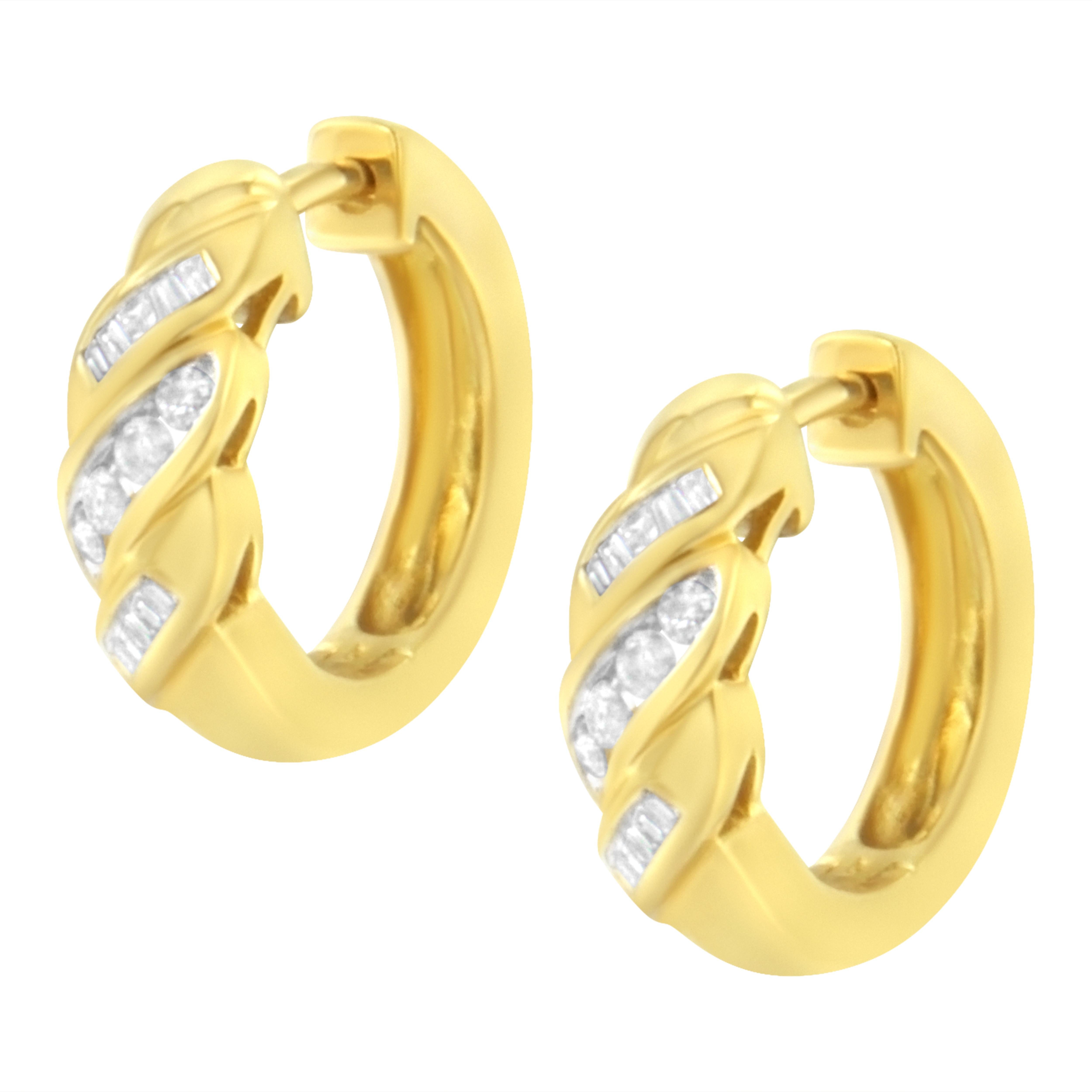 Taglio rotondo Orecchini a cerchio con diamanti alternati a 3 file in oro giallo 14K da 1/4 Cttw in vendita