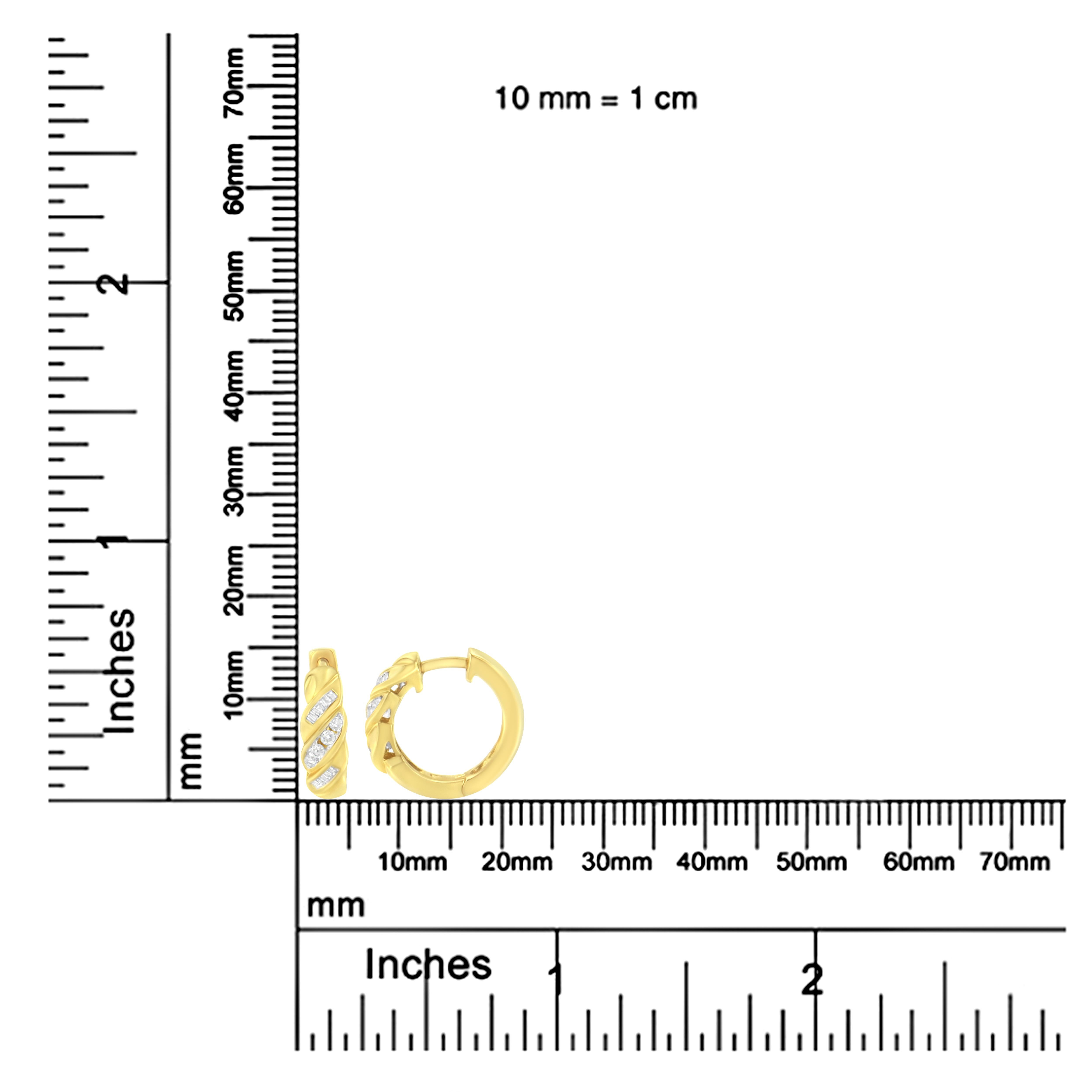 Orecchini a cerchio con diamanti alternati a 3 file in oro giallo 14K da 1/4 Cttw In condizioni Nuovo in vendita a New York, NY