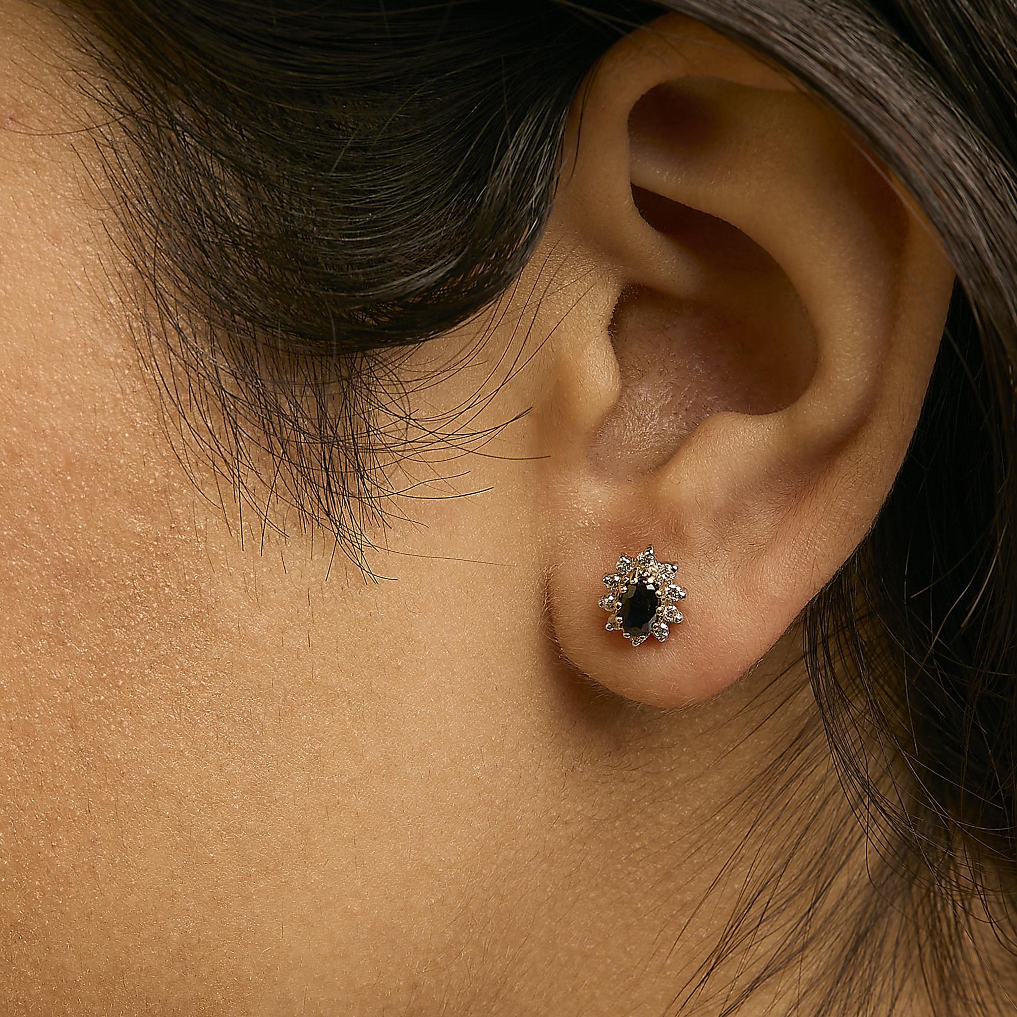 Taglio ovale Orecchini a perno con diamante e zaffiro blu da 1/4 di carato in oro giallo 14K in vendita