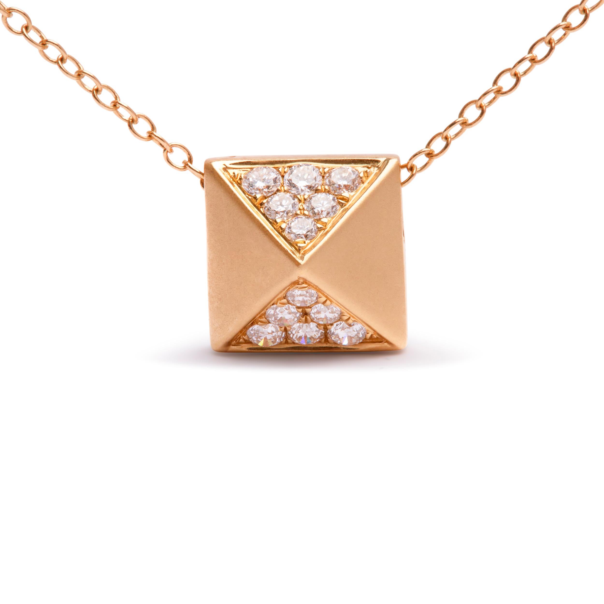 Plongez dans l'élégance et la mystique de ce collier pendentif unique en or jaune 14 carats qui capture l'essence de l'artisanat classique et du design contemporain. Le pendentif en forme de pyramide présente une finition mate subtilement texturée,