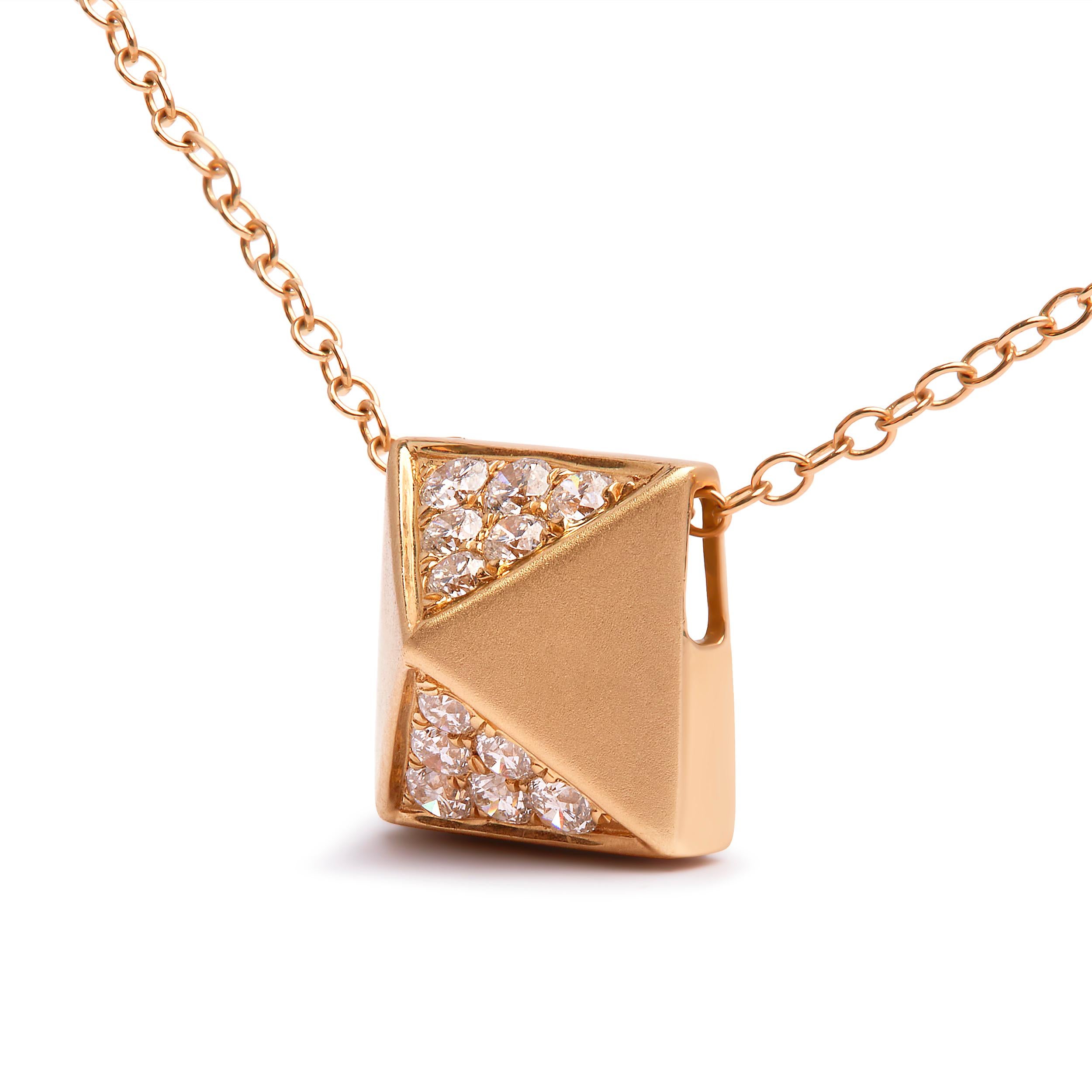 Moderne Collier pendentif pyramide finition mate en or jaune 14 carats avec diamants 1/4 carat en vente