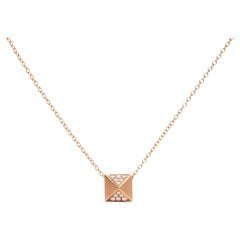 Collana con ciondolo a piramide in oro giallo 14K con finitura opaca e diamante da 1/4 Cttw
