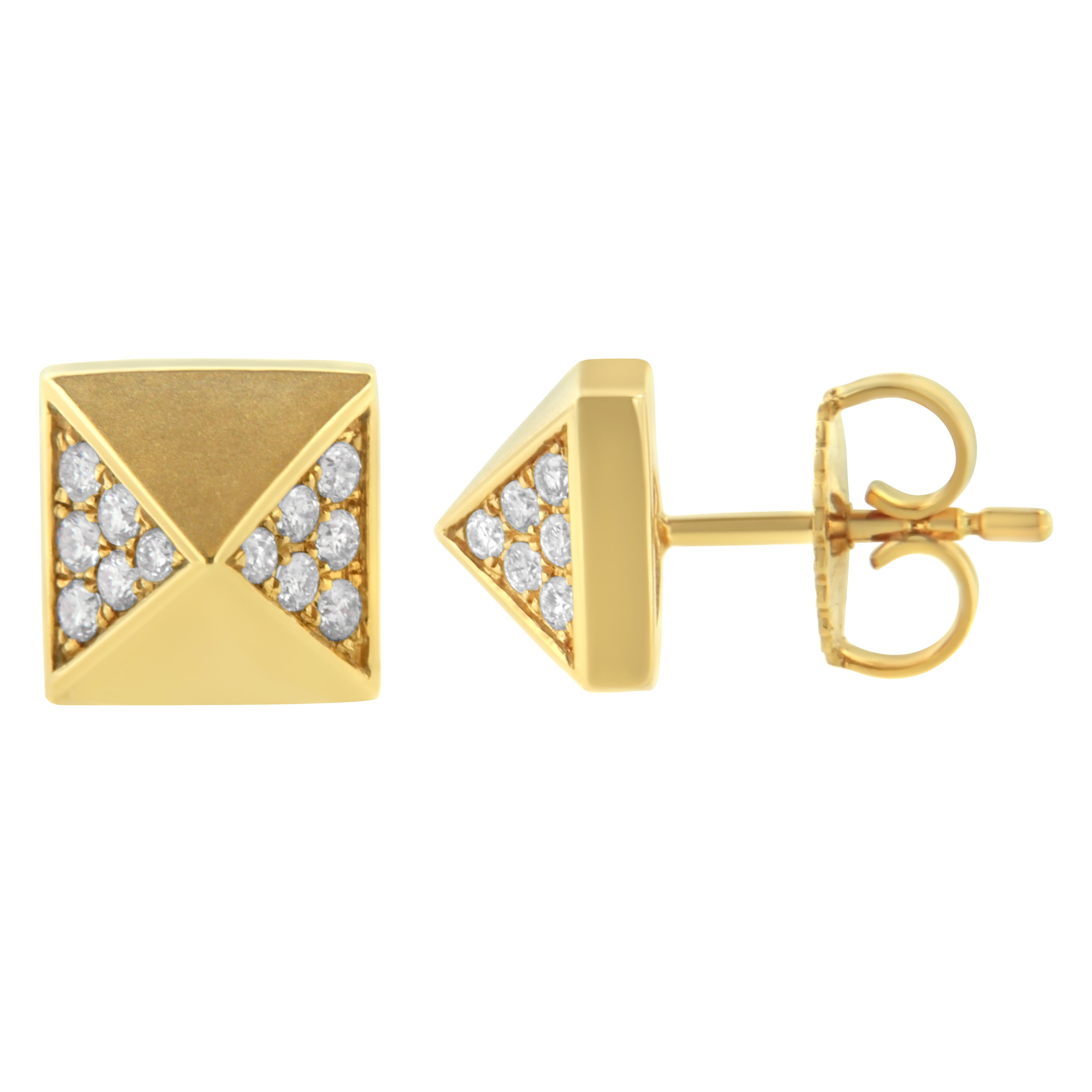 Scopri l'epitome dell'eleganza con questi radiosi orecchini a piramide con diamante, meticolosamente realizzati in oro giallo 14K. Ogni perno abbaglia con un quarto di carato di diamanti naturali, con colore G-H e purezza SI1-SI2, disposti in